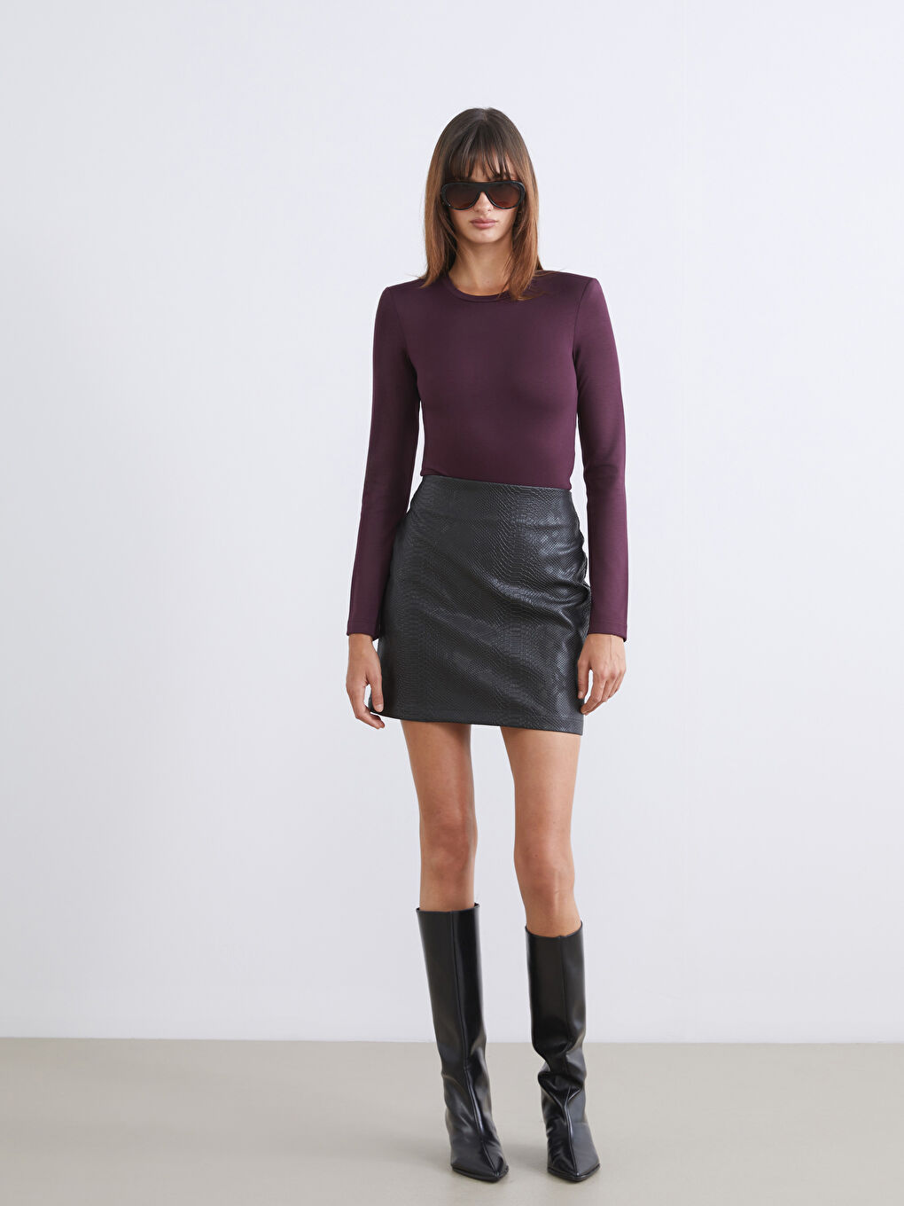 Siyah Beli Fermuarlı Deri Görünümlü Mini Etek