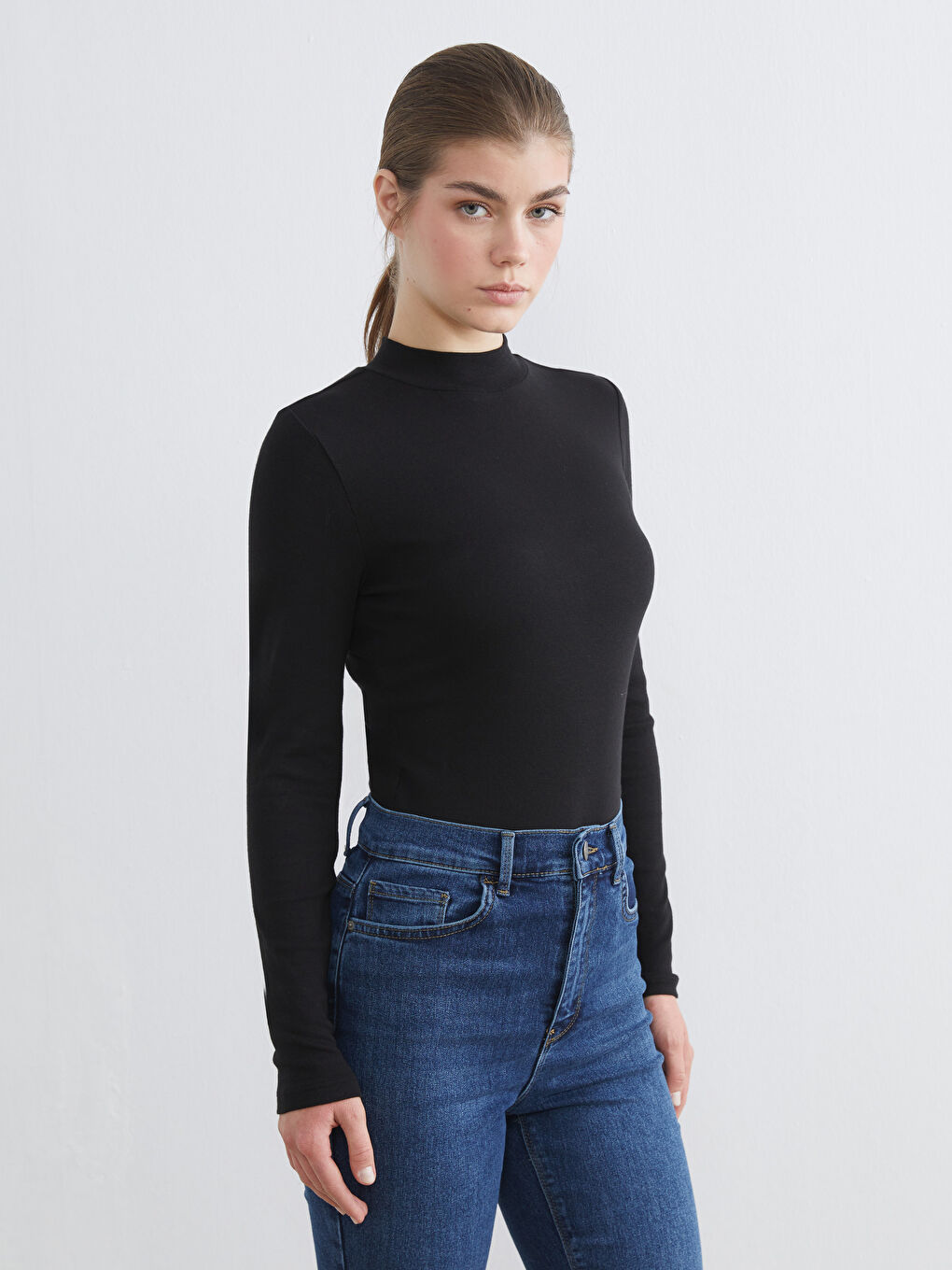 Siyah Dik Yaka Kadın Body