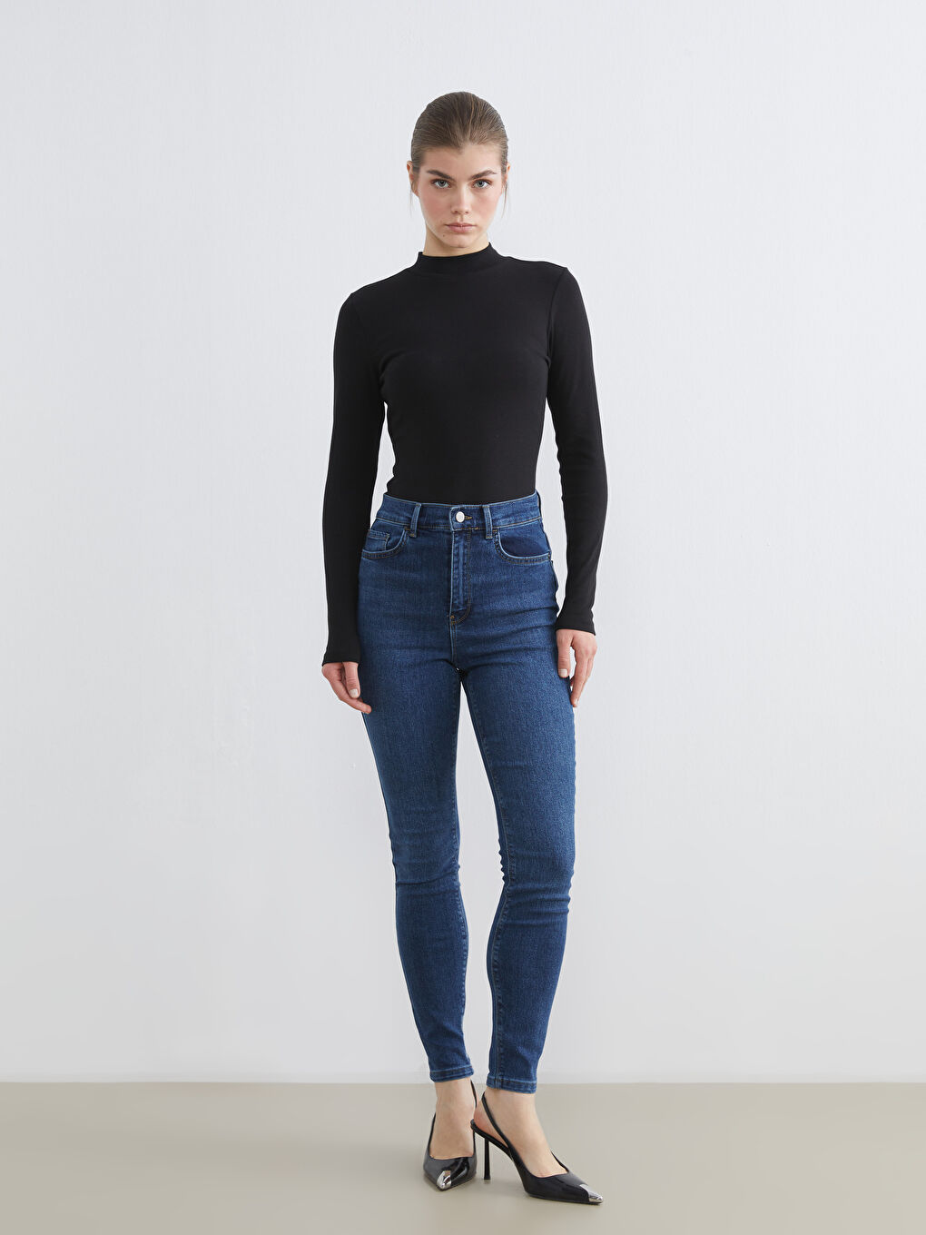 Siyah Dik Yaka Kadın Body-1