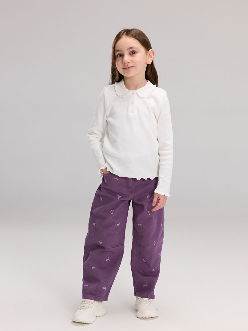 Pantaloni pentru fete cu broderie și fundiță