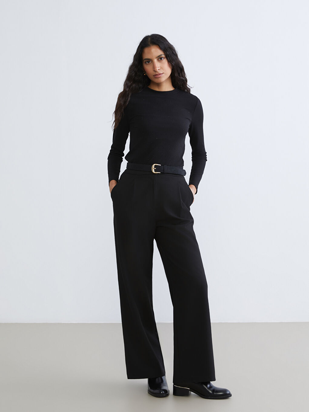 Siyah Bisiklet Yaka Taşlı Kadın Tişört-1