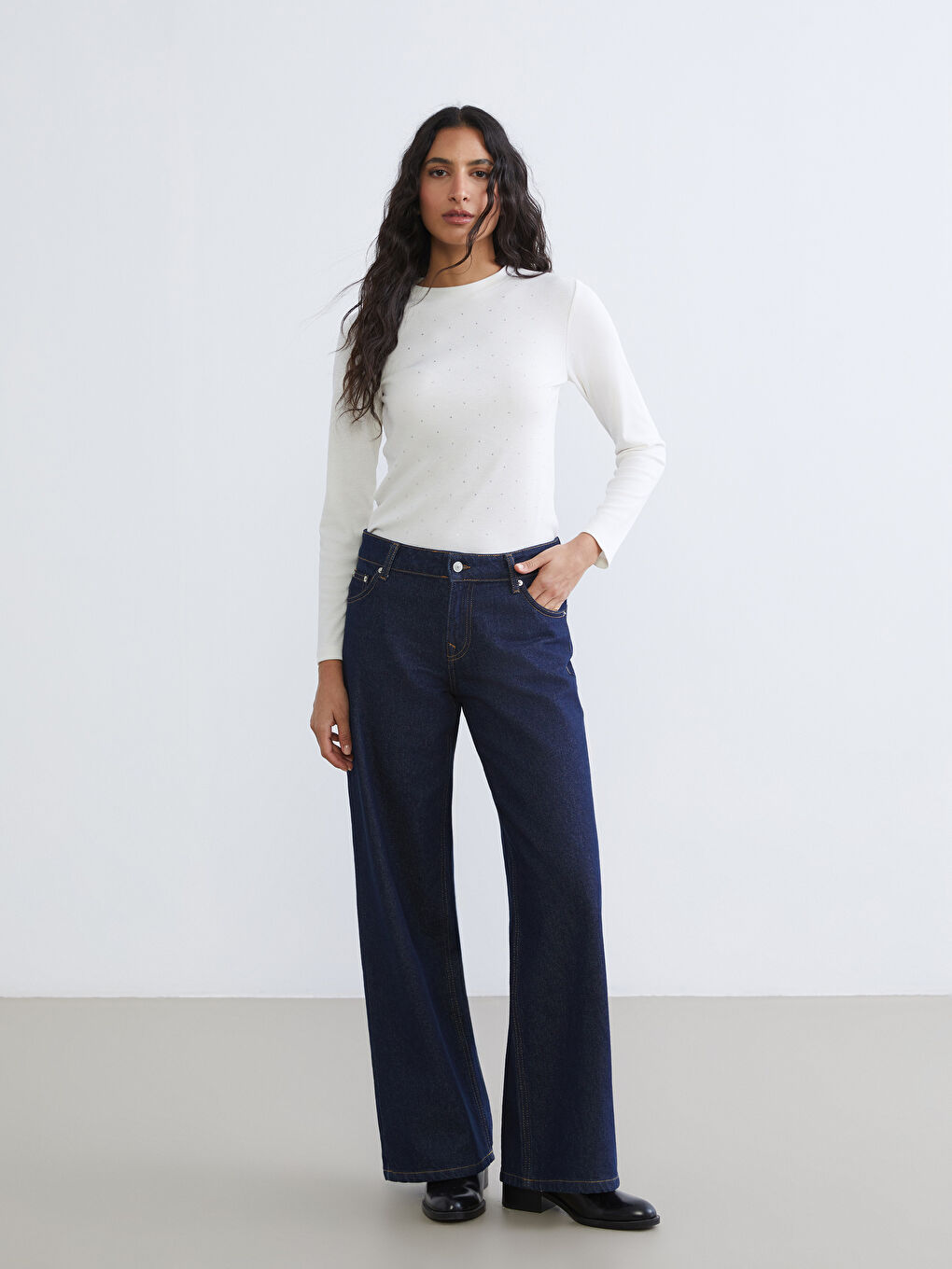 Ekru Bisiklet Yaka Taşlı Kadın Tişört-1