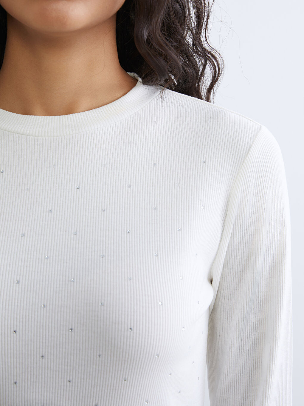 Ekru Bisiklet Yaka Taşlı Kadın Tişört-2