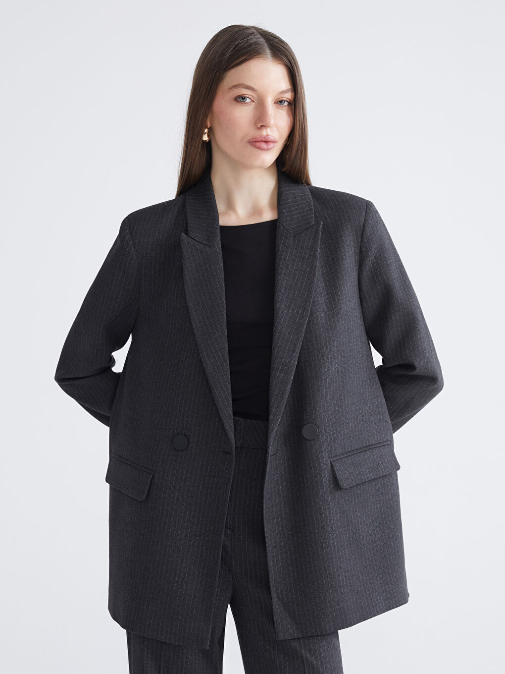 ქალი რუხი ბლეიზერი