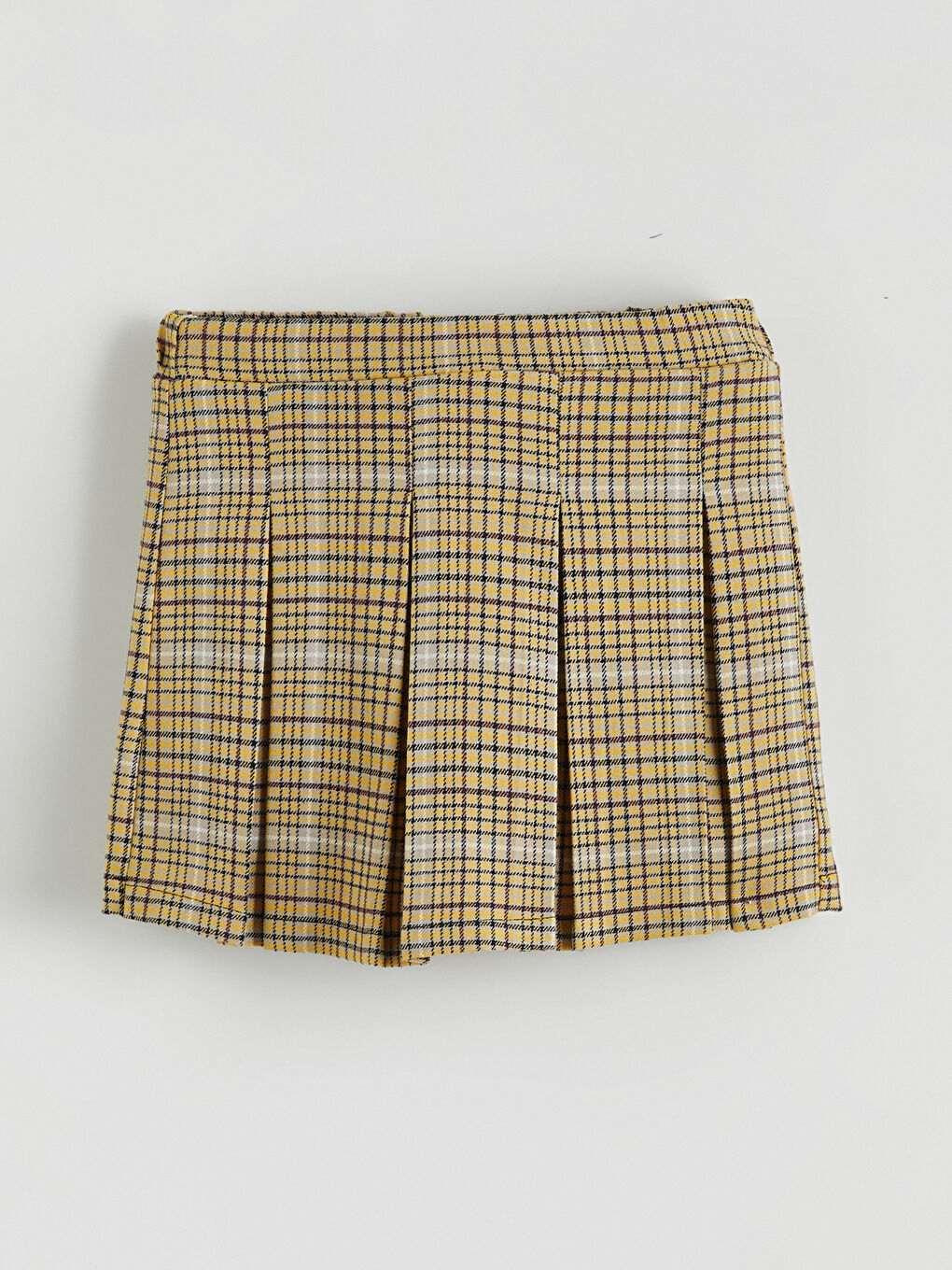 Момиче Кафяво Пола