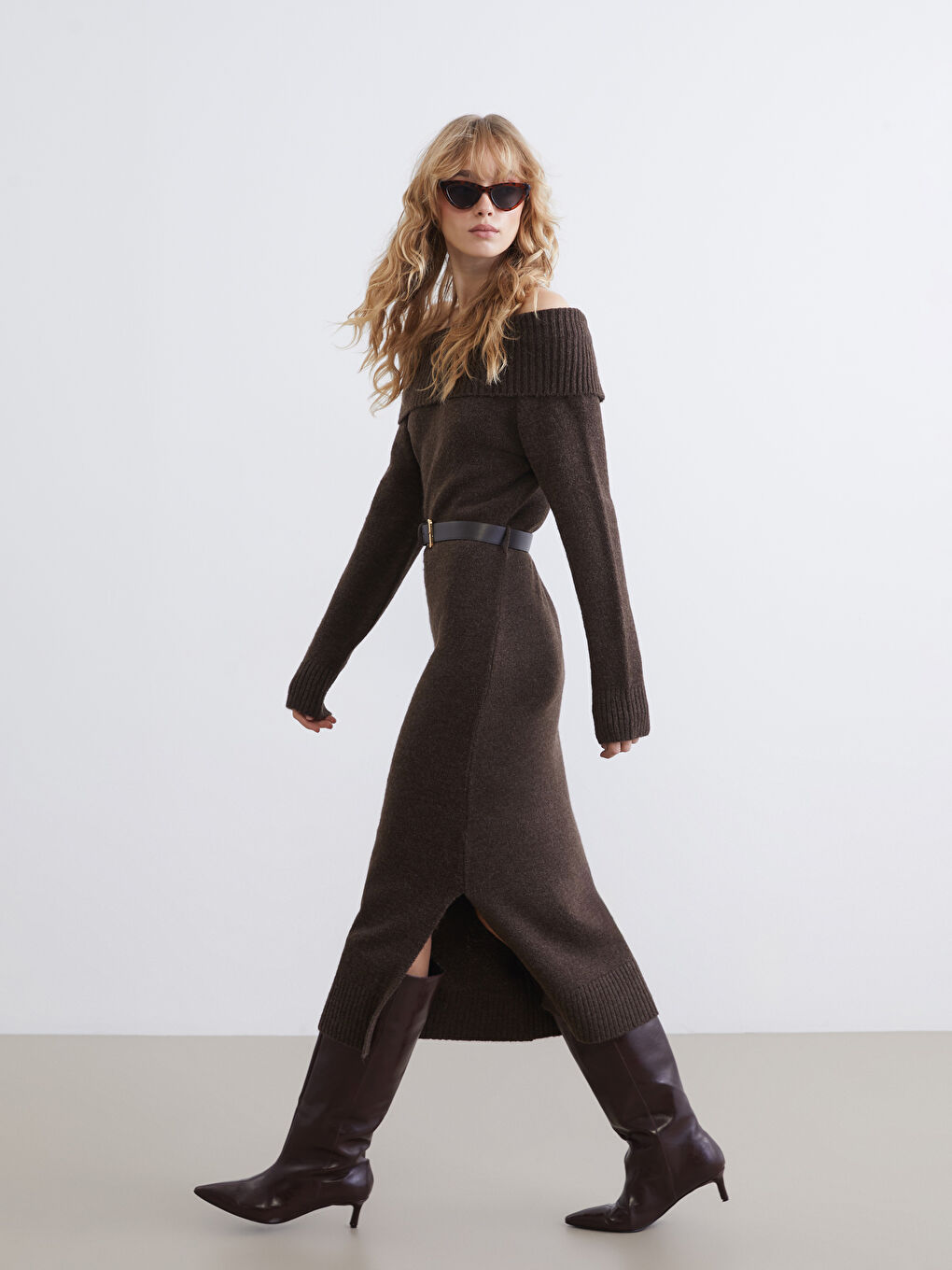 Kahverengi Kayık Yaka Kemerli Triko Elbise