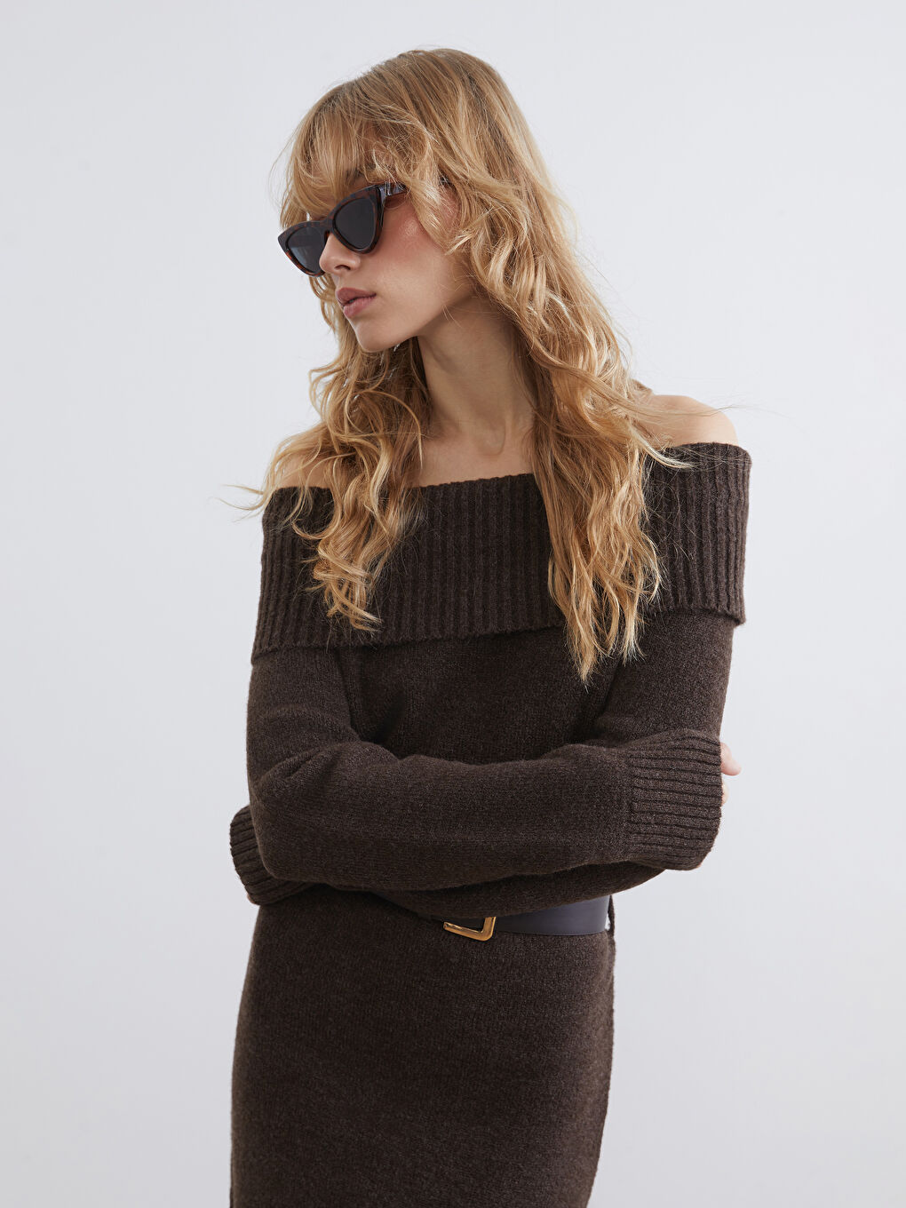 Kahverengi Kayık Yaka Kemerli Triko Elbise-1