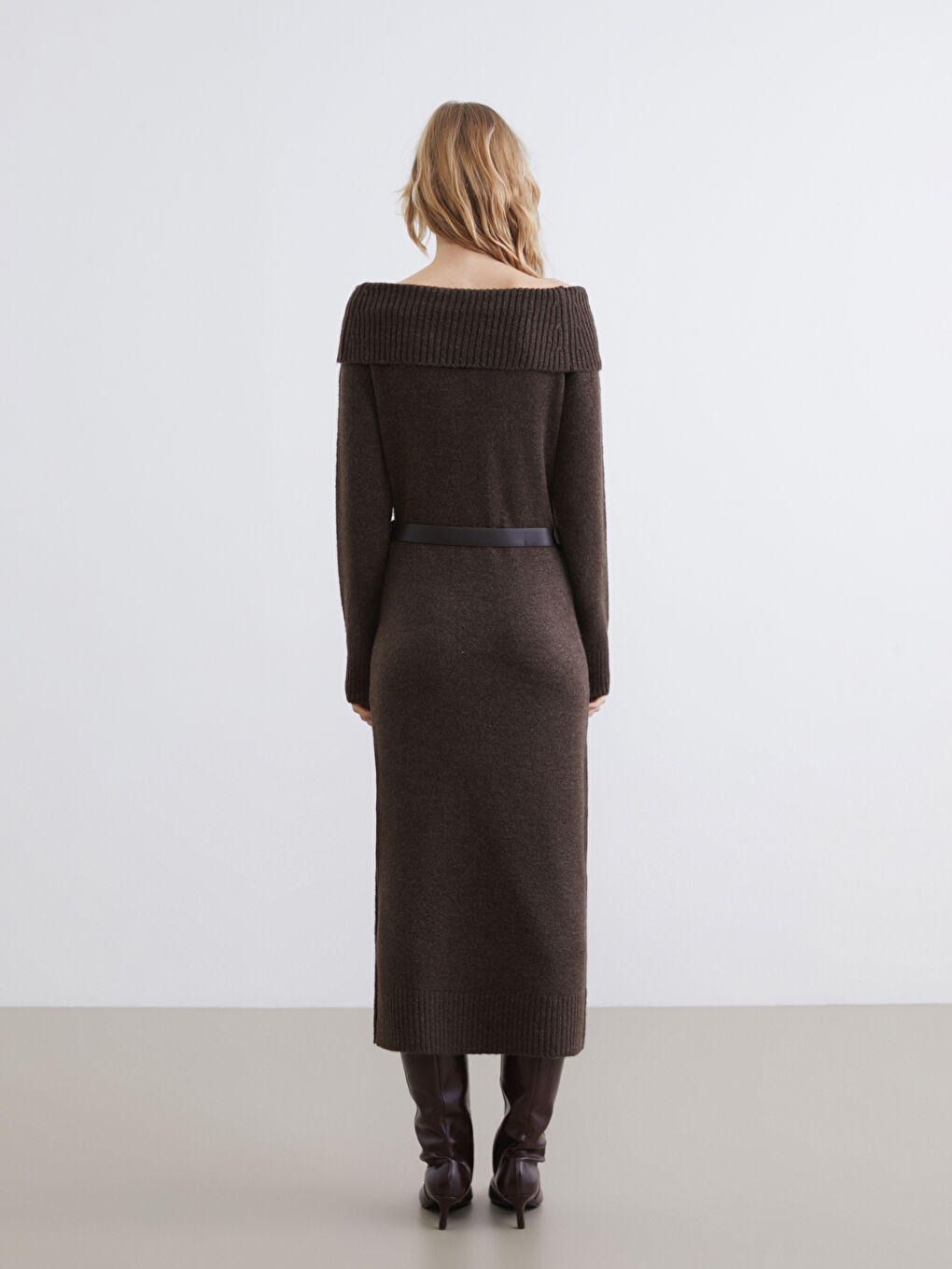 Kahverengi Kayık Yaka Kemerli Triko Elbise-3