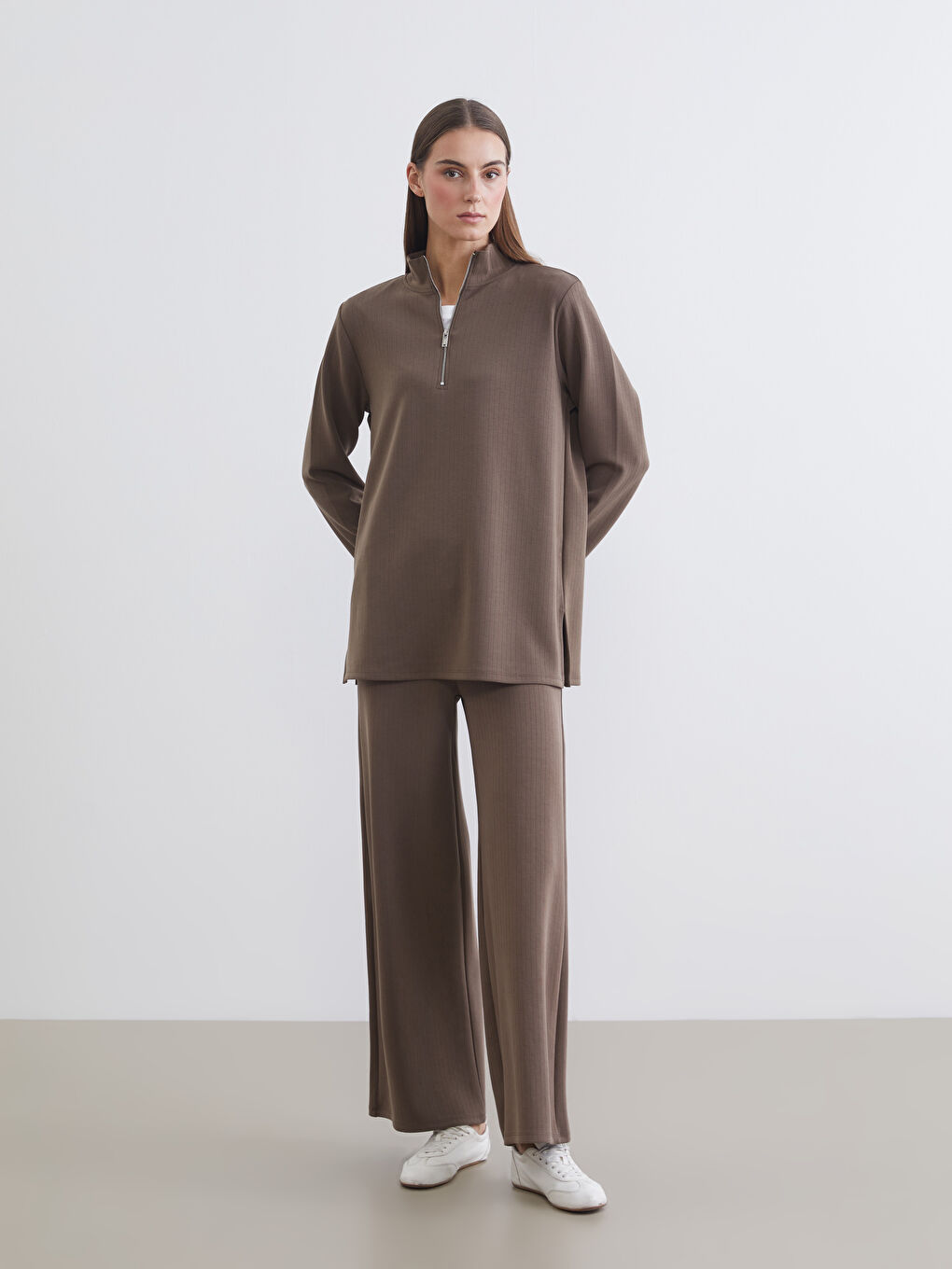 Bej Dik Yaka Çizgili Oversize Kadın Tişört-1