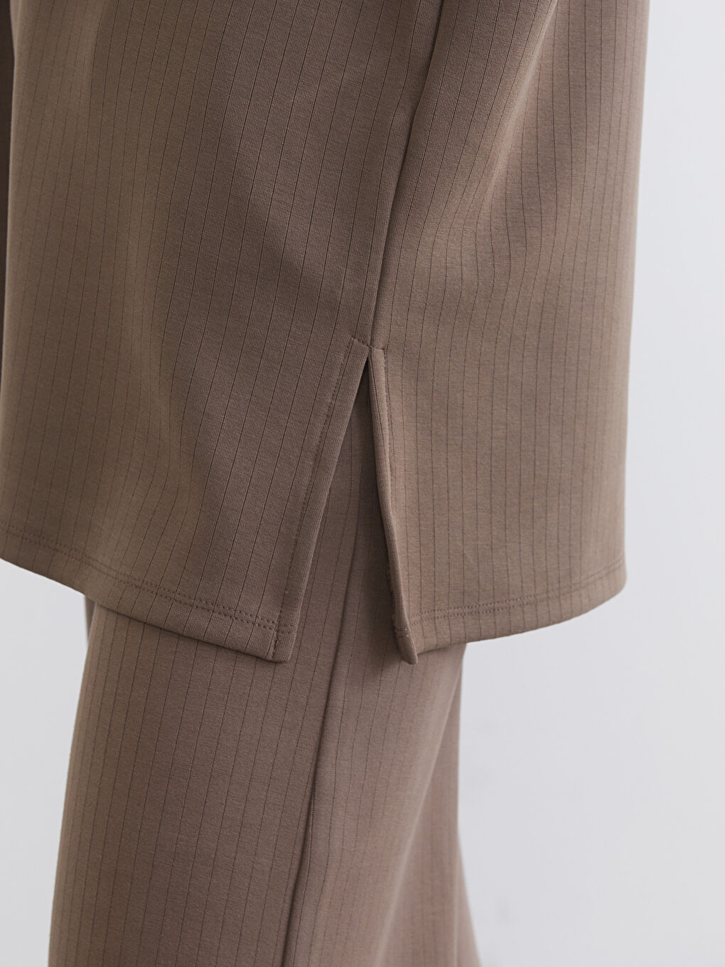 Bej Dik Yaka Çizgili Oversize Kadın Tişört-2