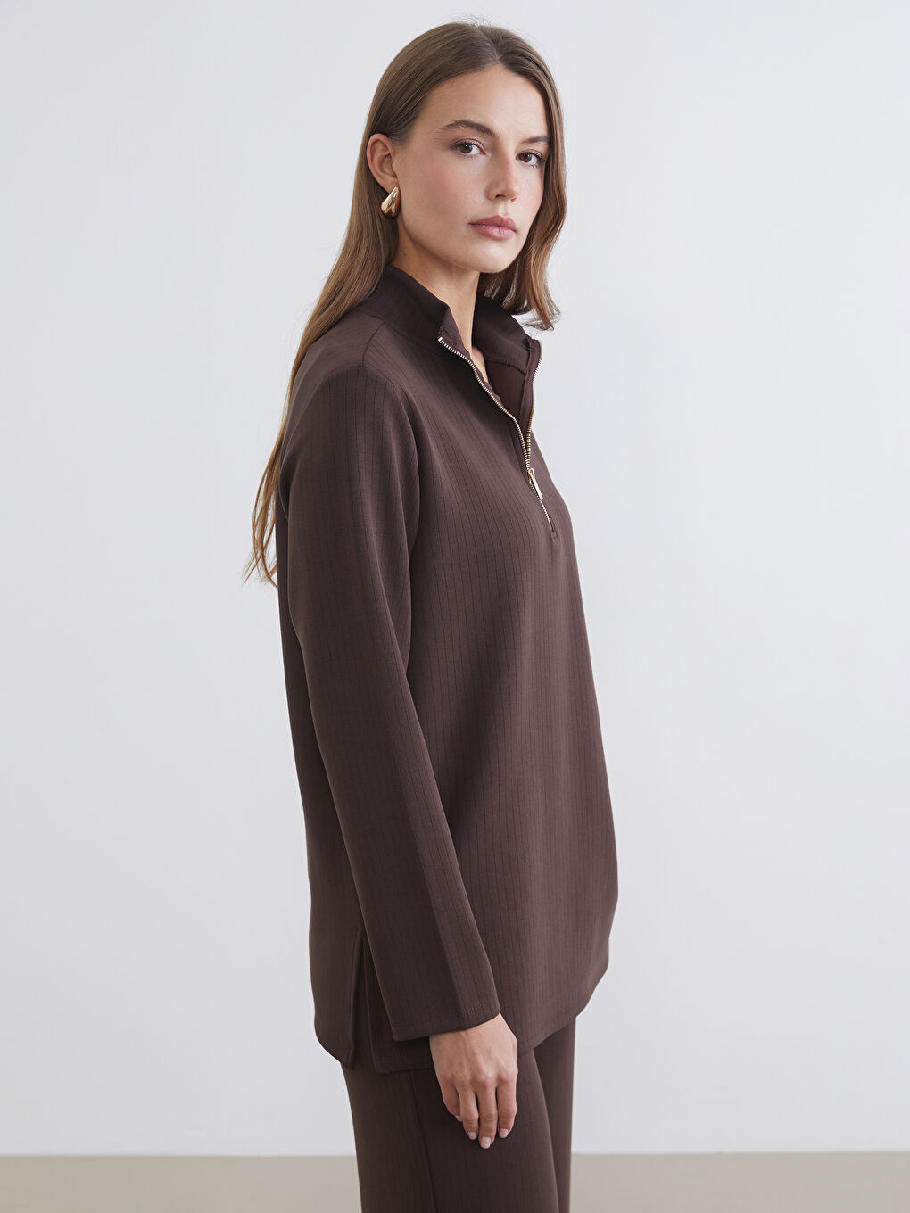 Kahverengi Dik Yaka Çizgili Oversize Kadın Tişört