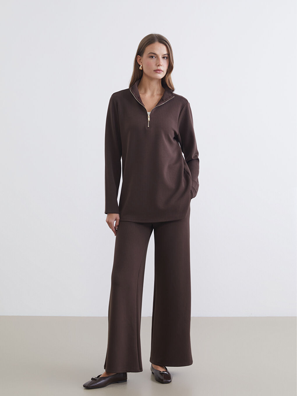 Kahverengi Dik Yaka Çizgili Oversize Kadın Tişört-1