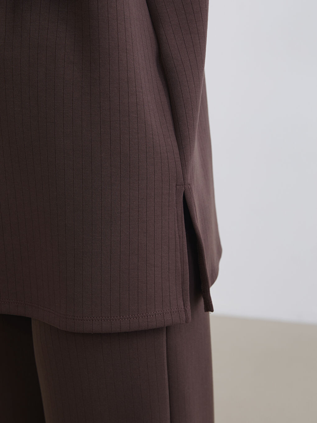 Kahverengi Dik Yaka Çizgili Oversize Kadın Tişört-2