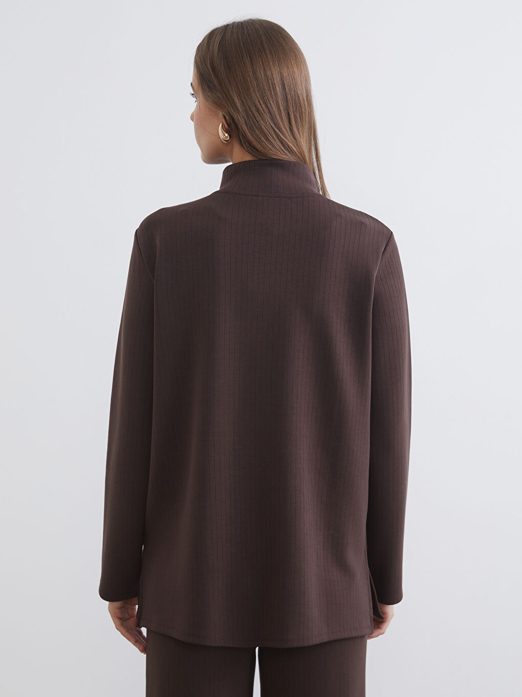 Kahverengi Dik Yaka Çizgili Oversize Kadın Tişört-3