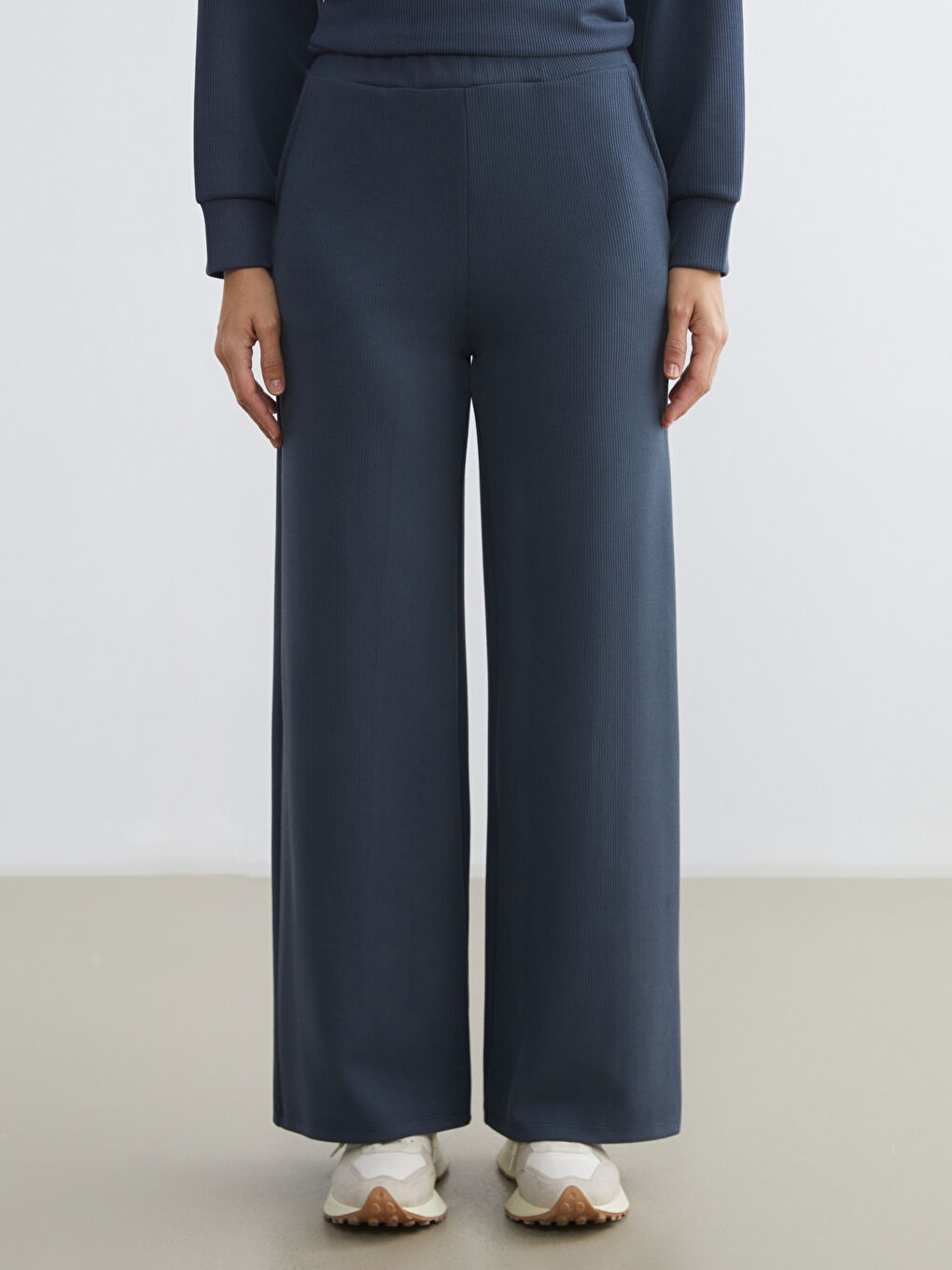 Elasticated Waist Wide Leg Women's Sweatpants-1