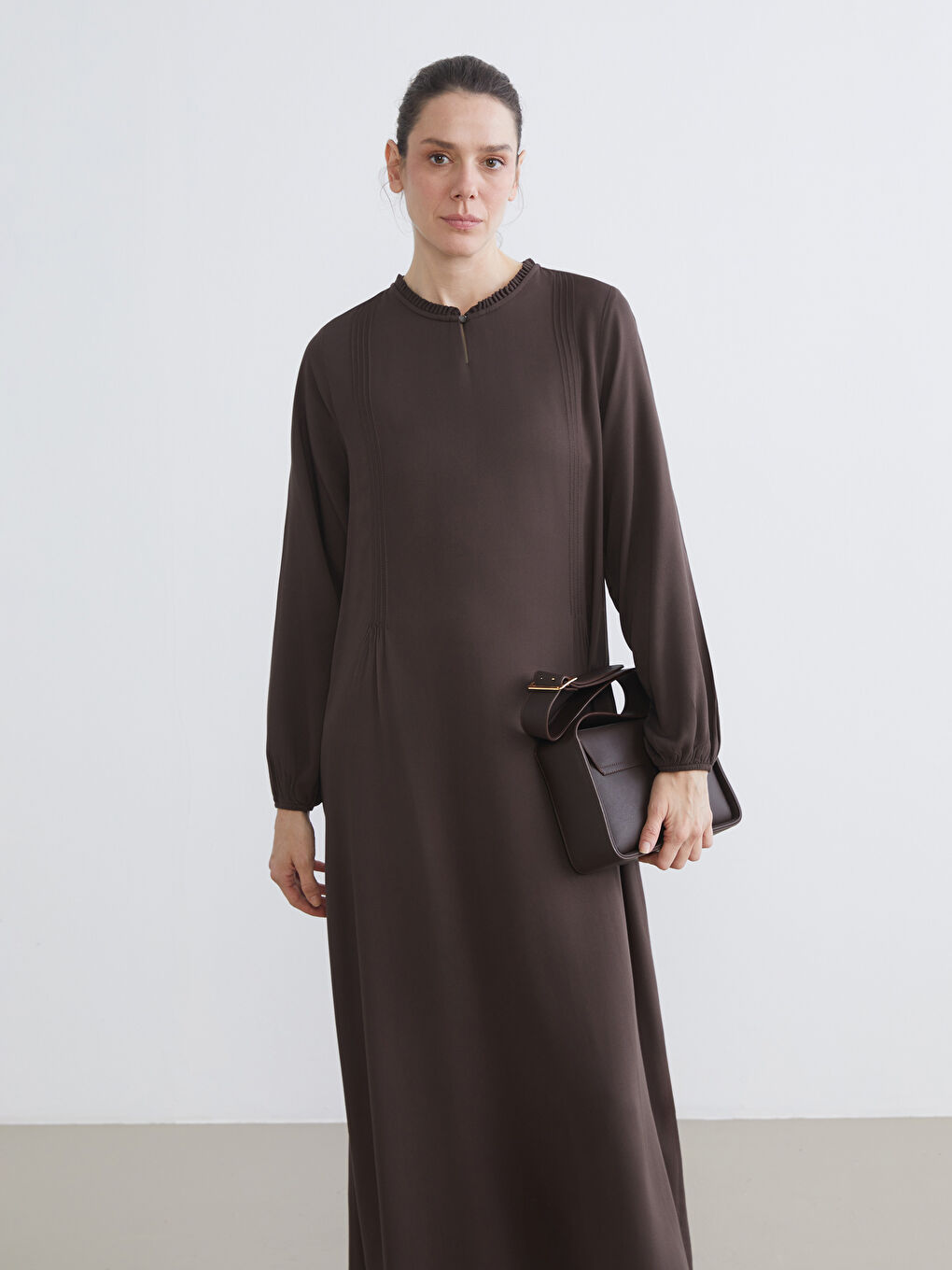 Kahverengi Fırfırlı Bisiklet Yaka Pile Detaylı Elbise-1