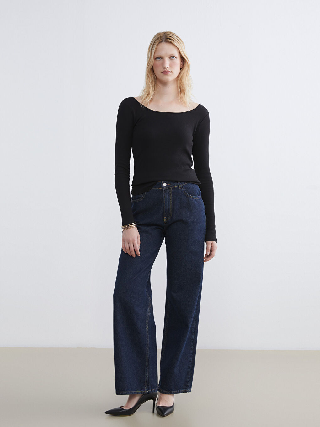 Siyah U Yaka Kuplu Kadın Body-1