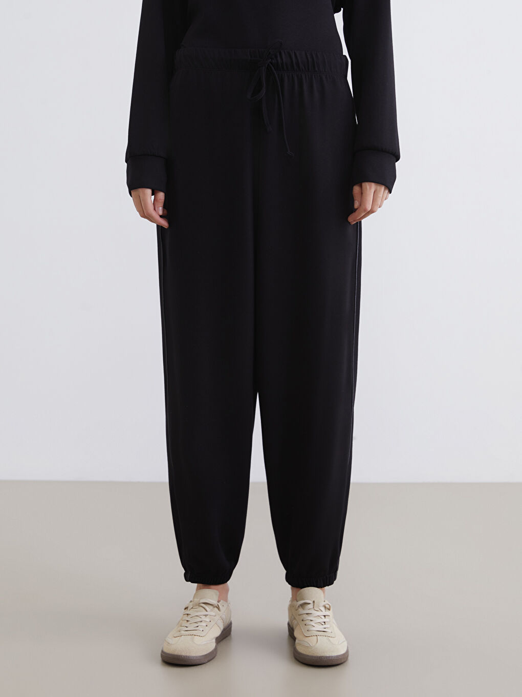 Siyah Beli Lastikli Kadın Jogger Eşofman Altı-1