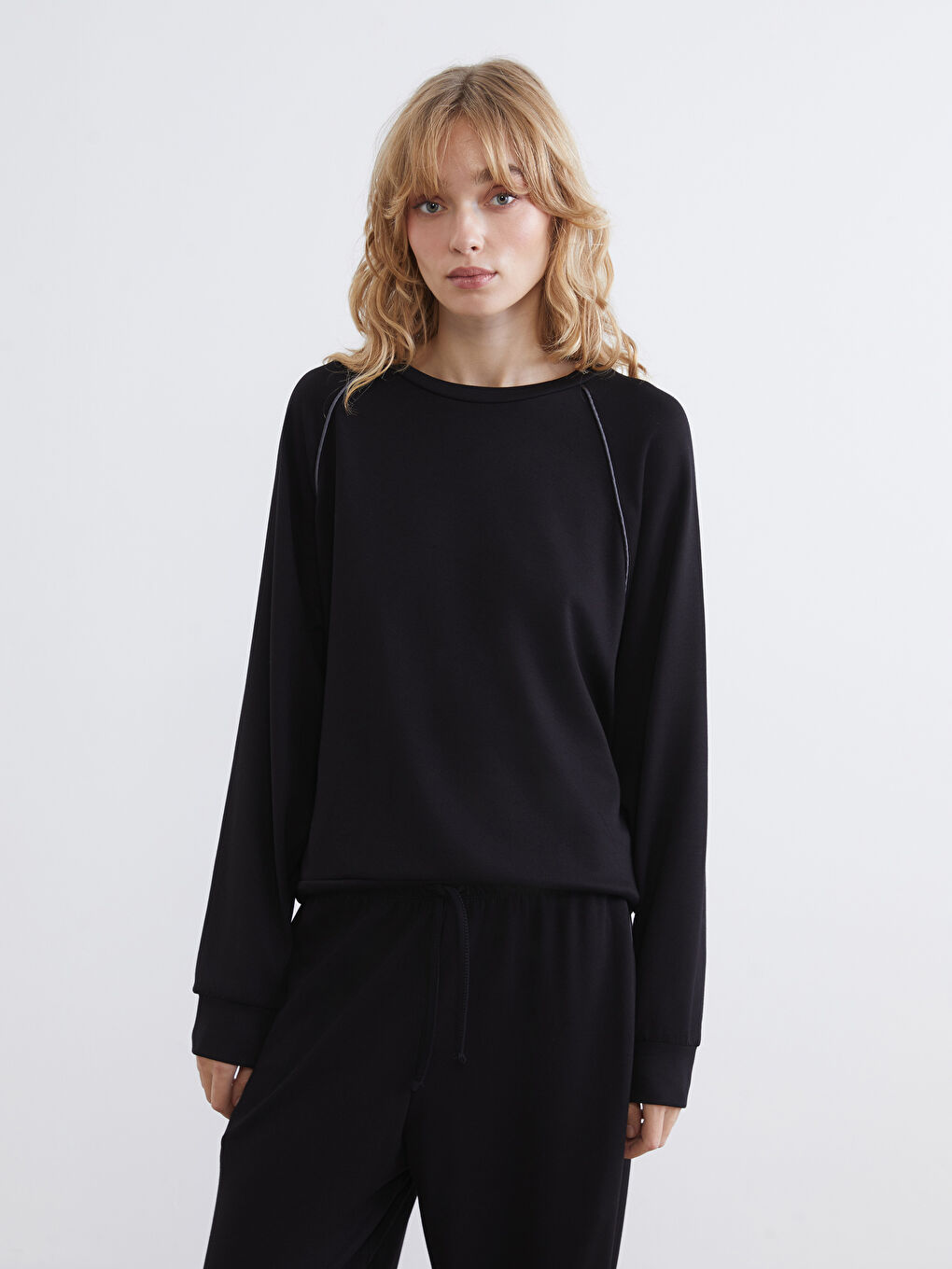 Siyah Bisiklet Yaka Kadın Sweatshirt