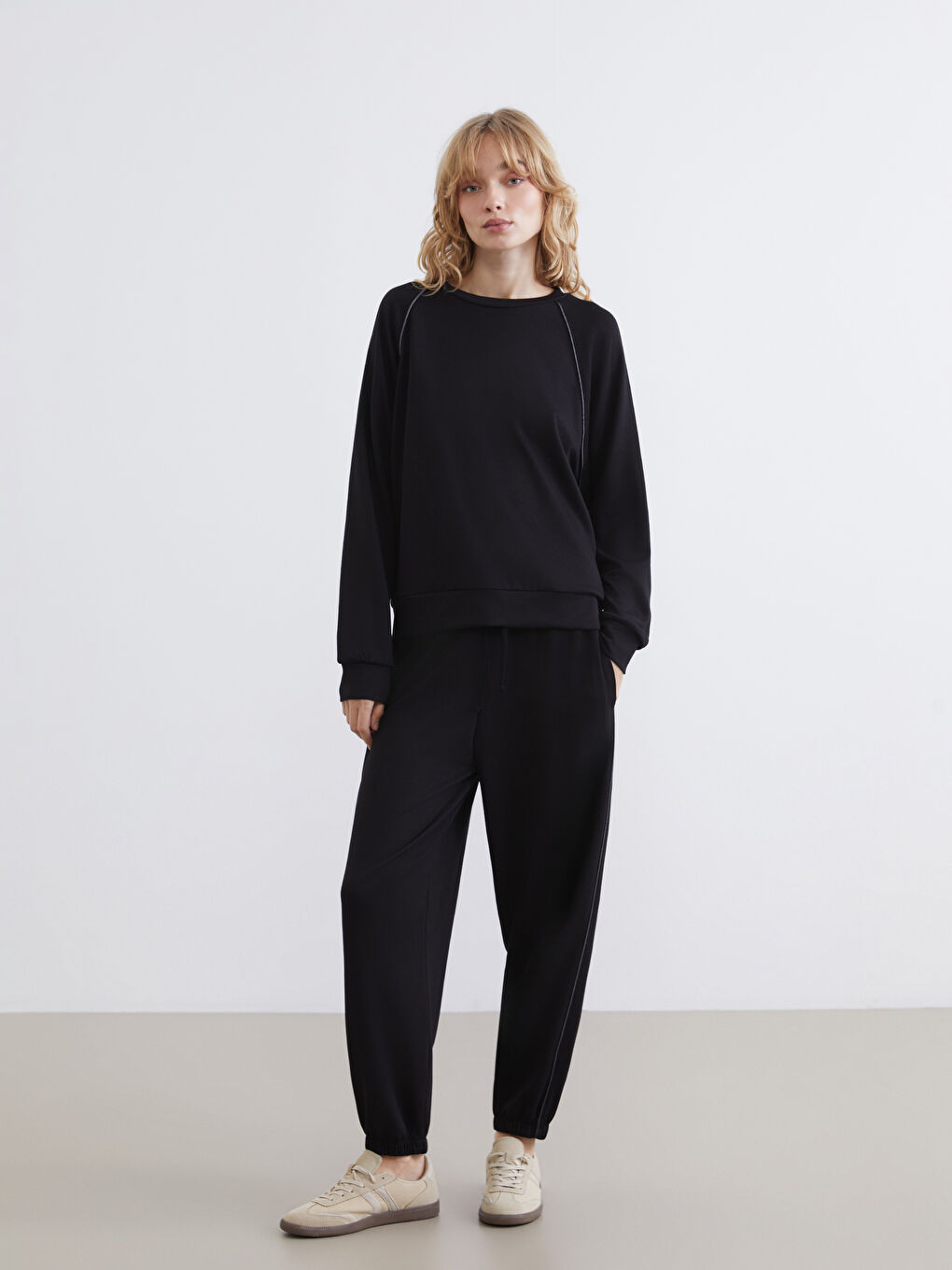 Siyah Bisiklet Yaka Kadın Sweatshirt-1