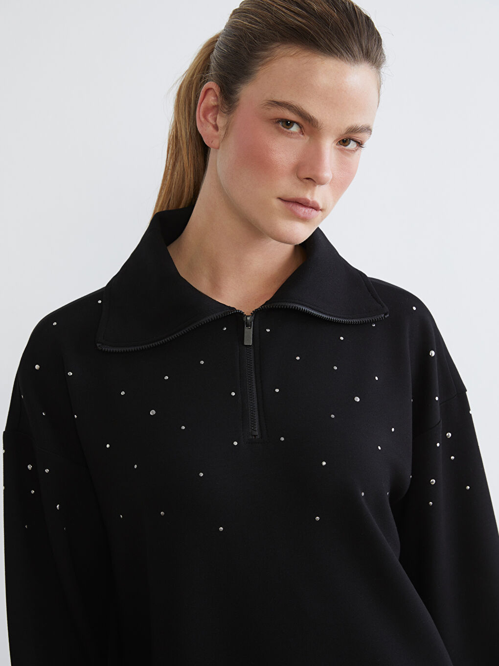 Siyah Dik Yaka Taşlı Kadın Sweatshirt