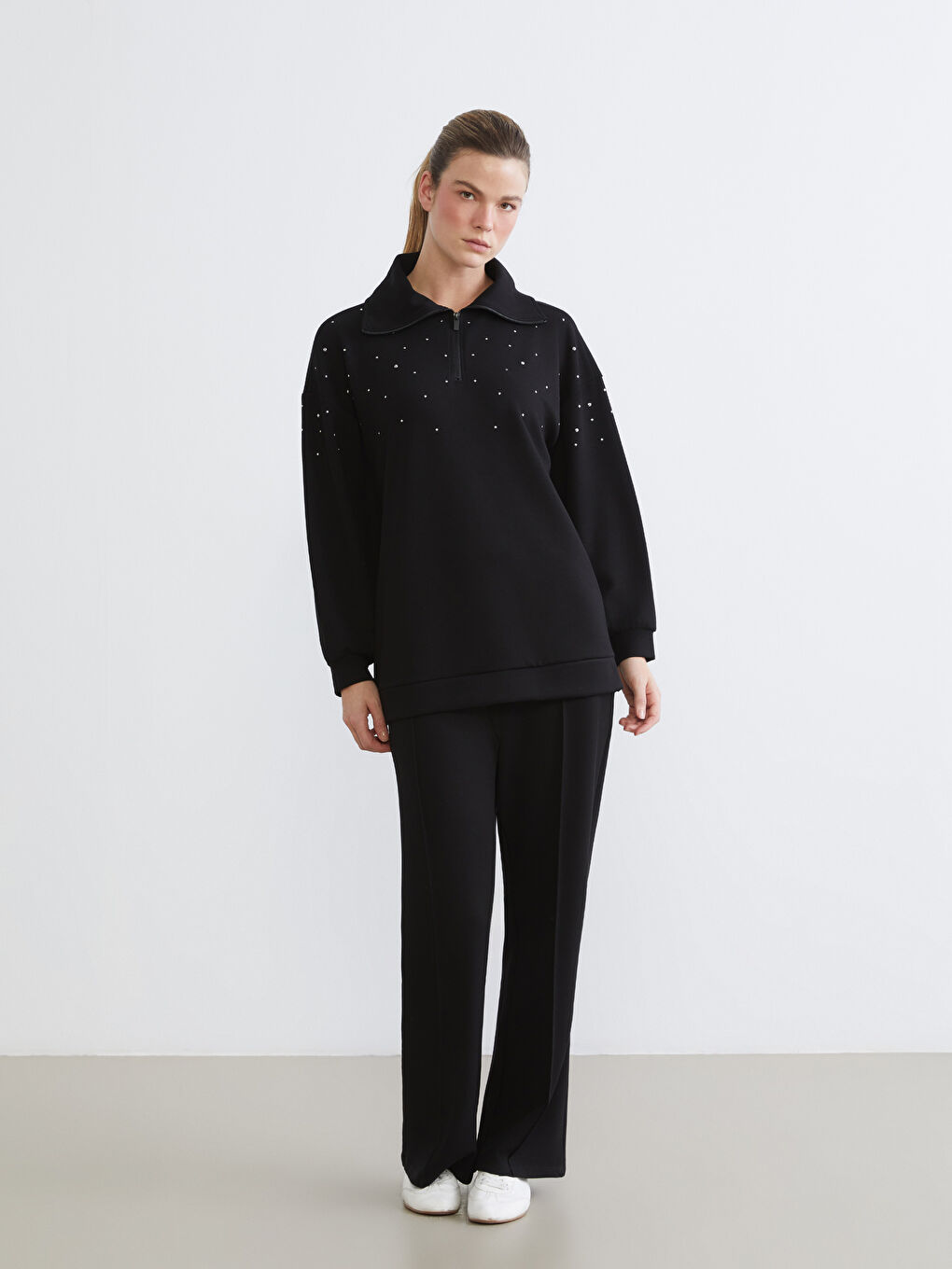 Siyah Dik Yaka Taşlı Kadın Sweatshirt-1