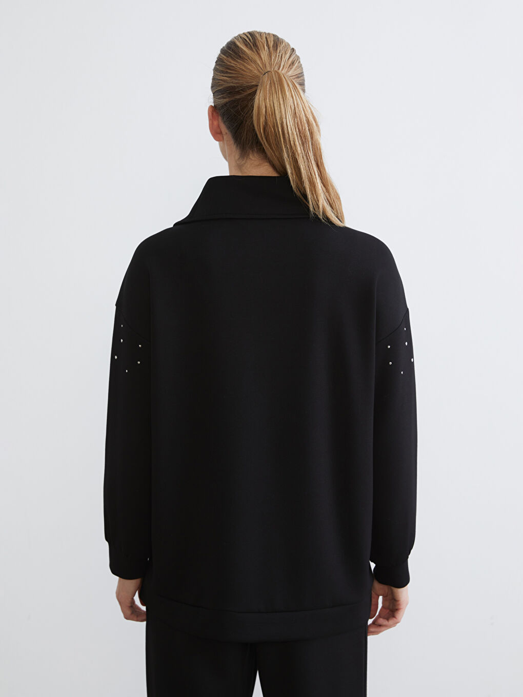 Siyah Dik Yaka Taşlı Kadın Sweatshirt-3