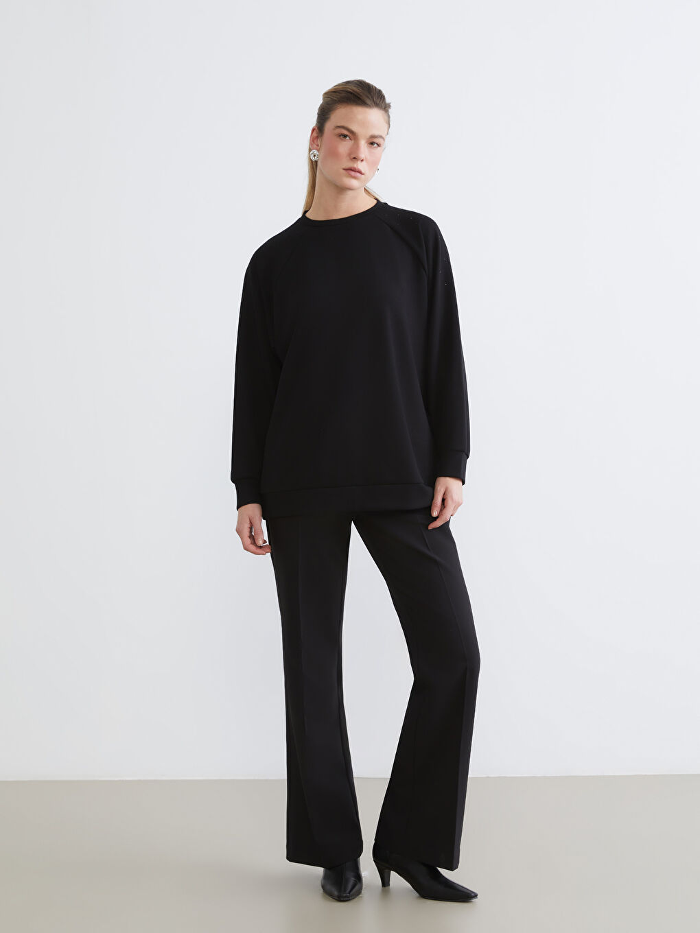 Siyah Bisiklet Yaka Taşlı Kadın Sweatshirt-1