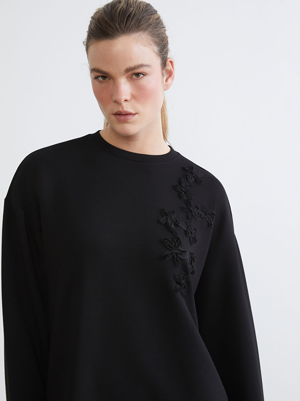 Siyah Bisiklet Yaka Çiçek İşlemeli Kadın Sweatshirt