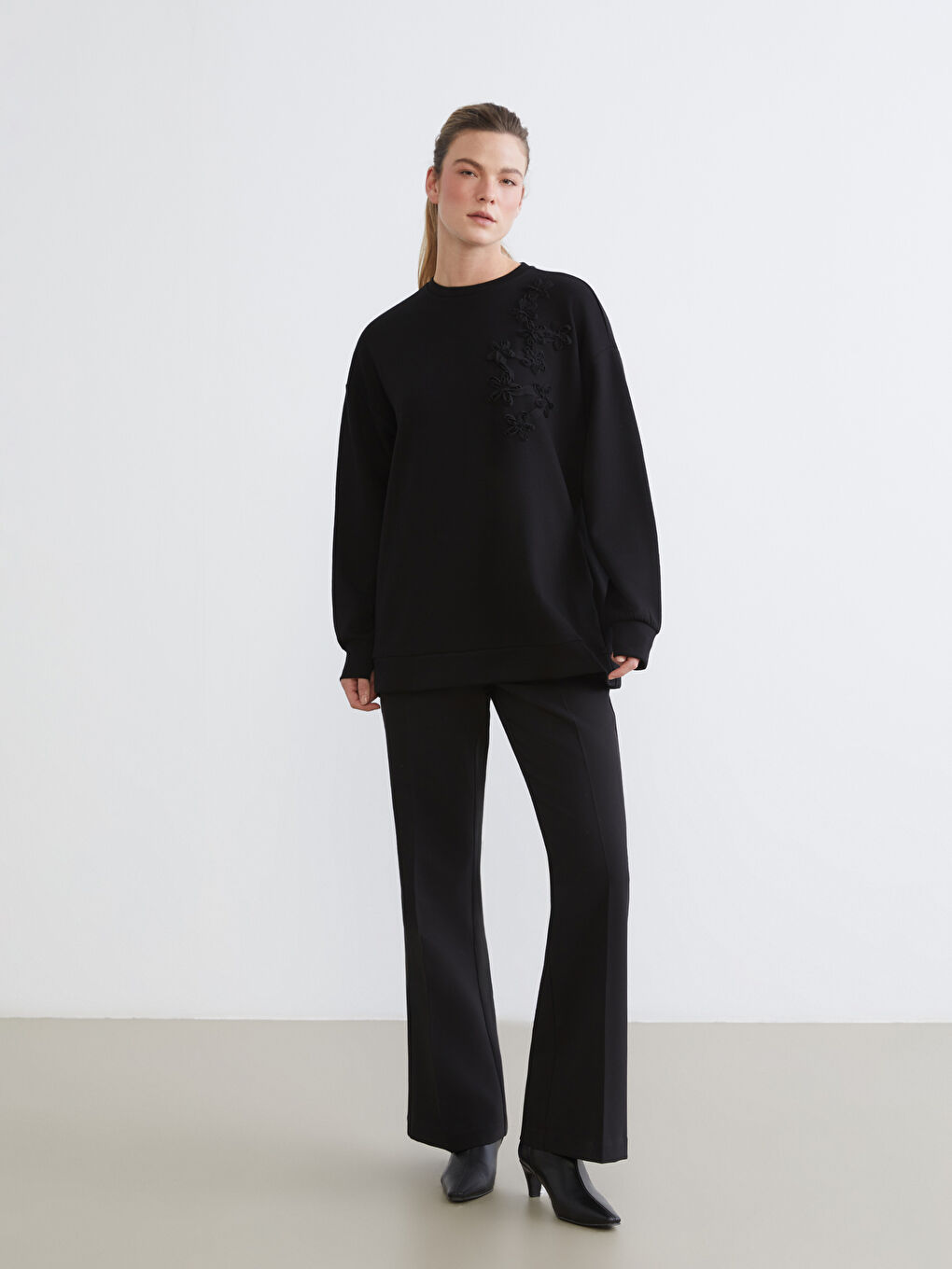 Siyah Bisiklet Yaka Çiçek İşlemeli Kadın Sweatshirt-1