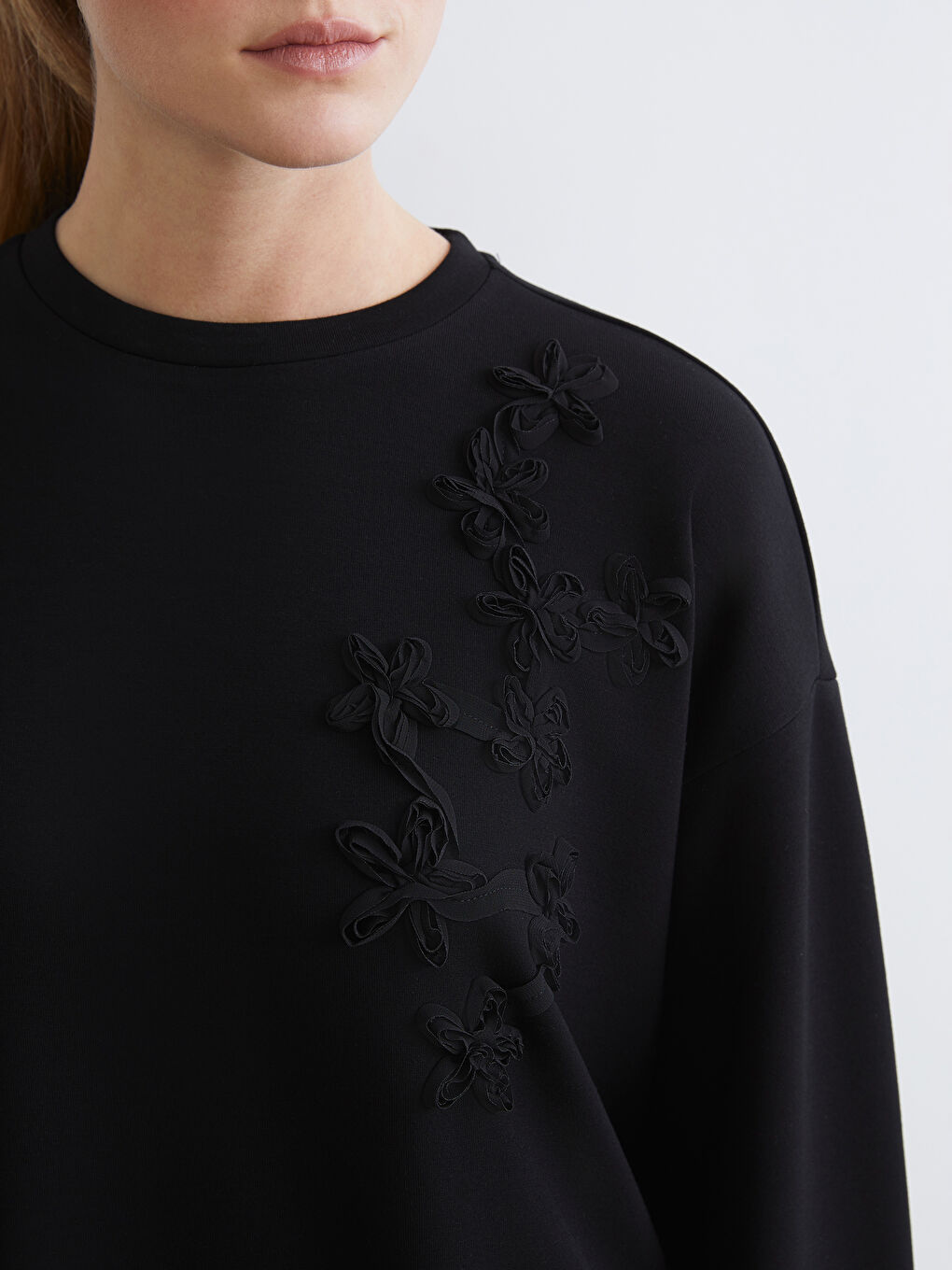 Siyah Bisiklet Yaka Çiçek İşlemeli Kadın Sweatshirt-2
