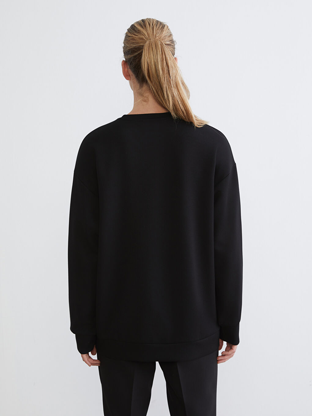 Siyah Bisiklet Yaka Çiçek İşlemeli Kadın Sweatshirt-3