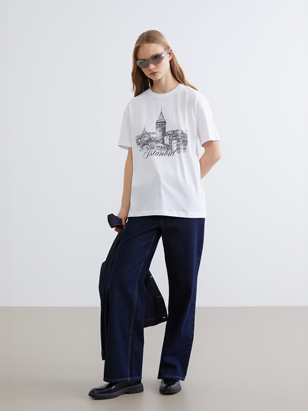 Beyaz İstanbul Baskılı Oversize Kadın Tişört-1