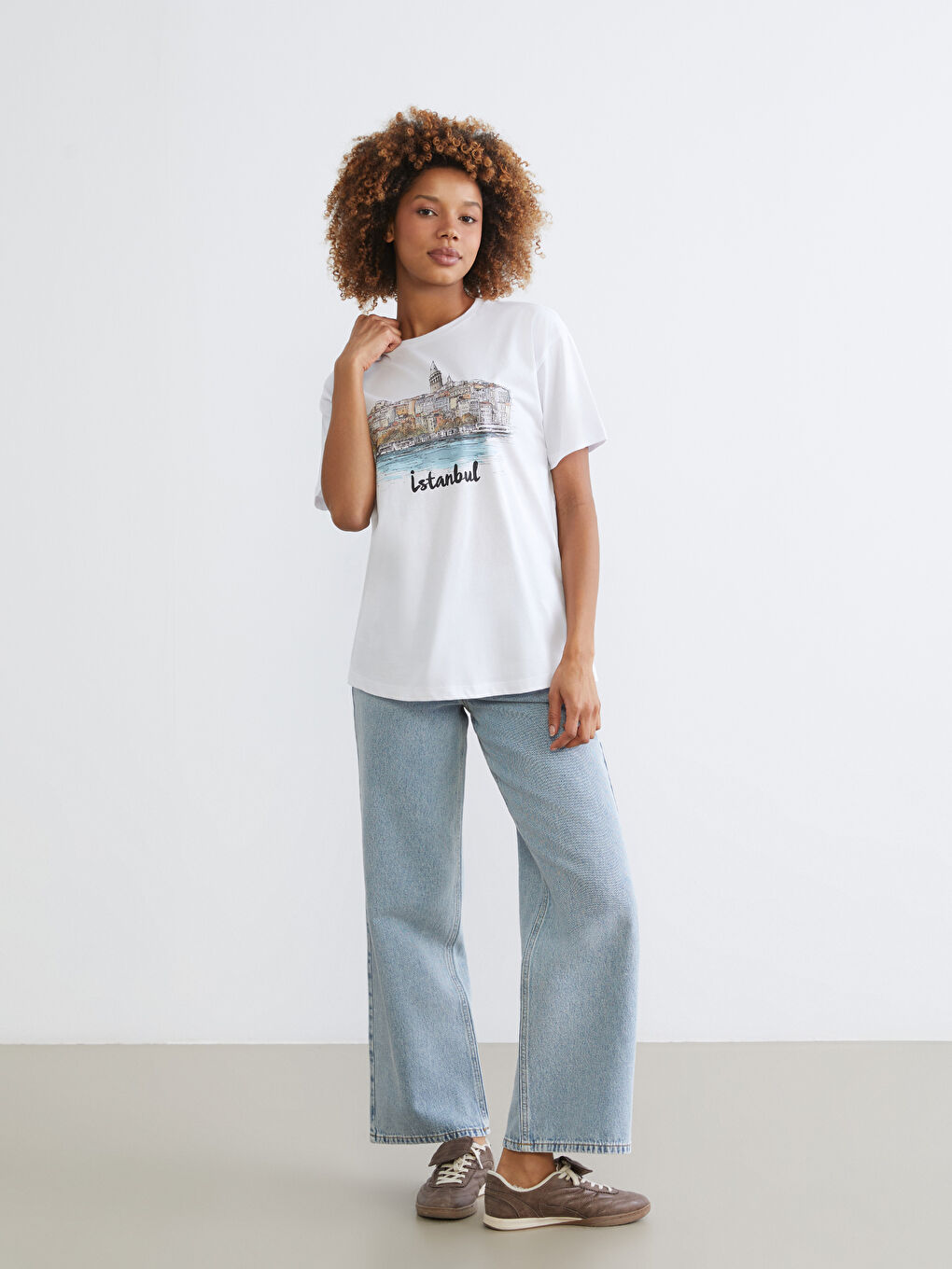 Beyaz Bisiklet Yaka İstanbul Baskılı Kadın Tişört-1