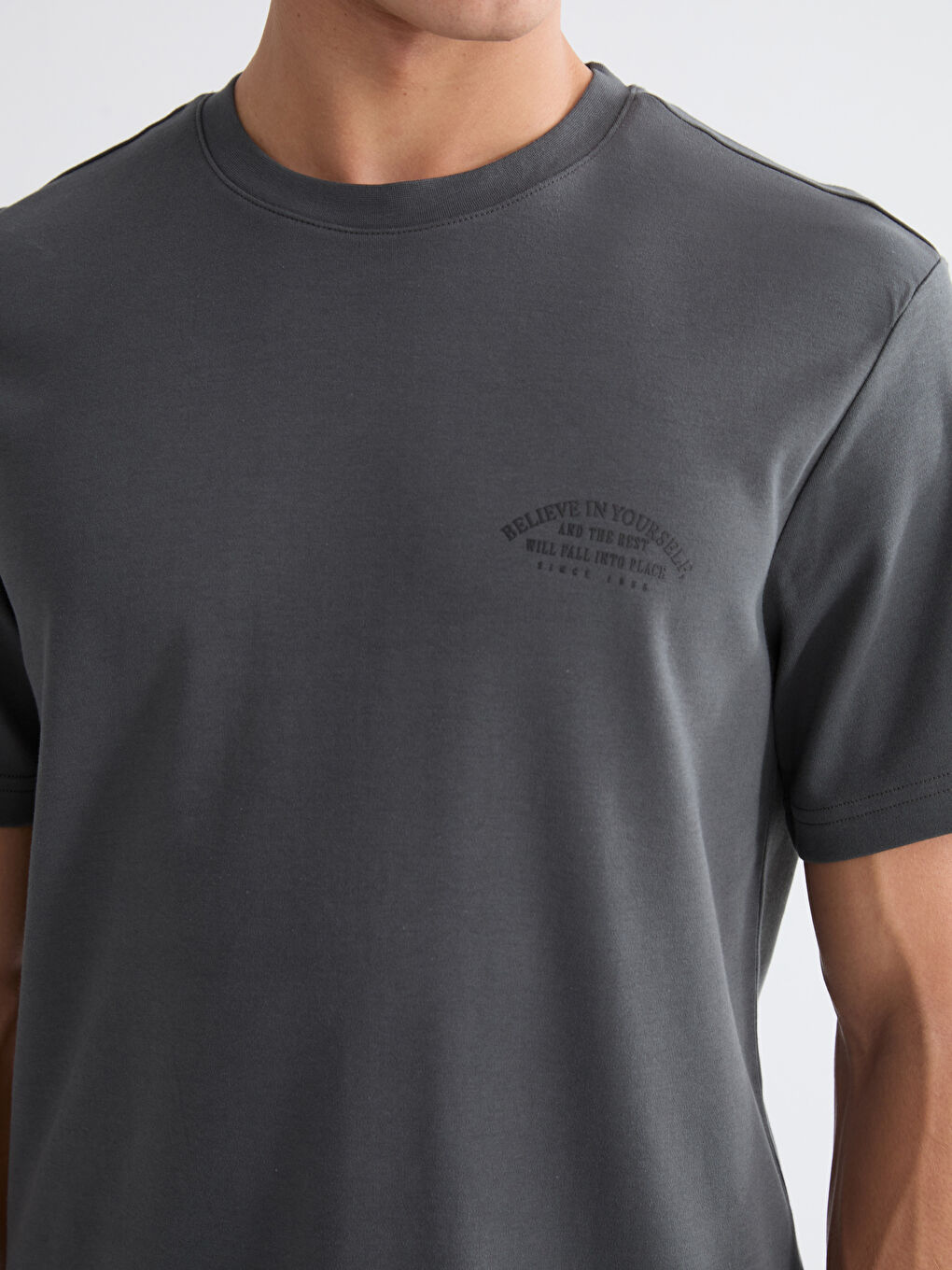 Antrasit Bisiklet Yaka Baskılı Erkek Tişört-2