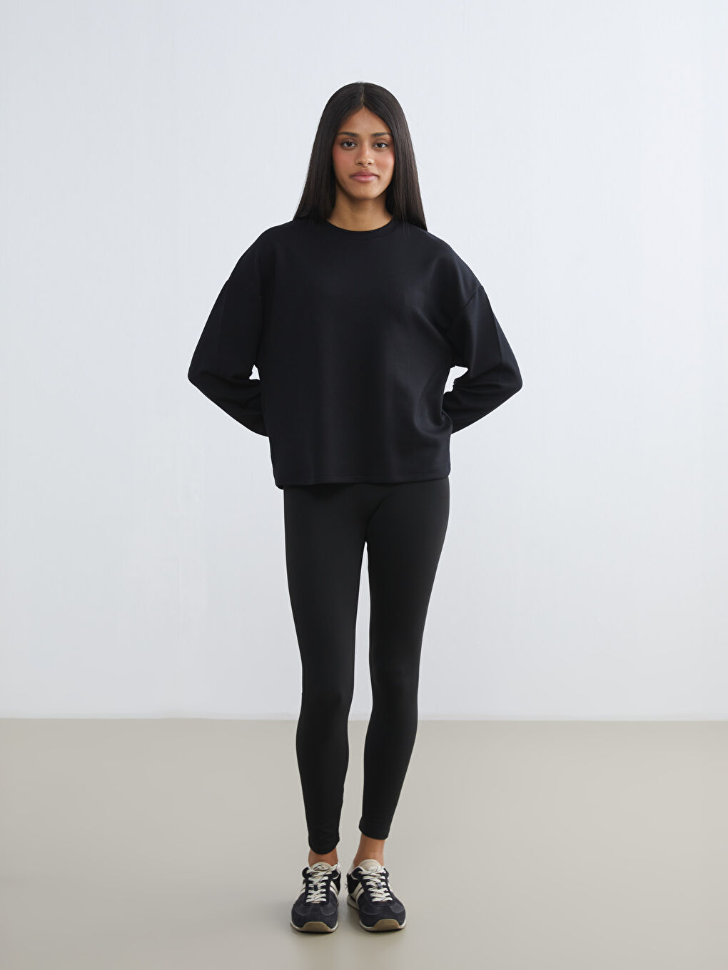 Siyah Bisiklet Yaka Kadın Sweatshirt-1