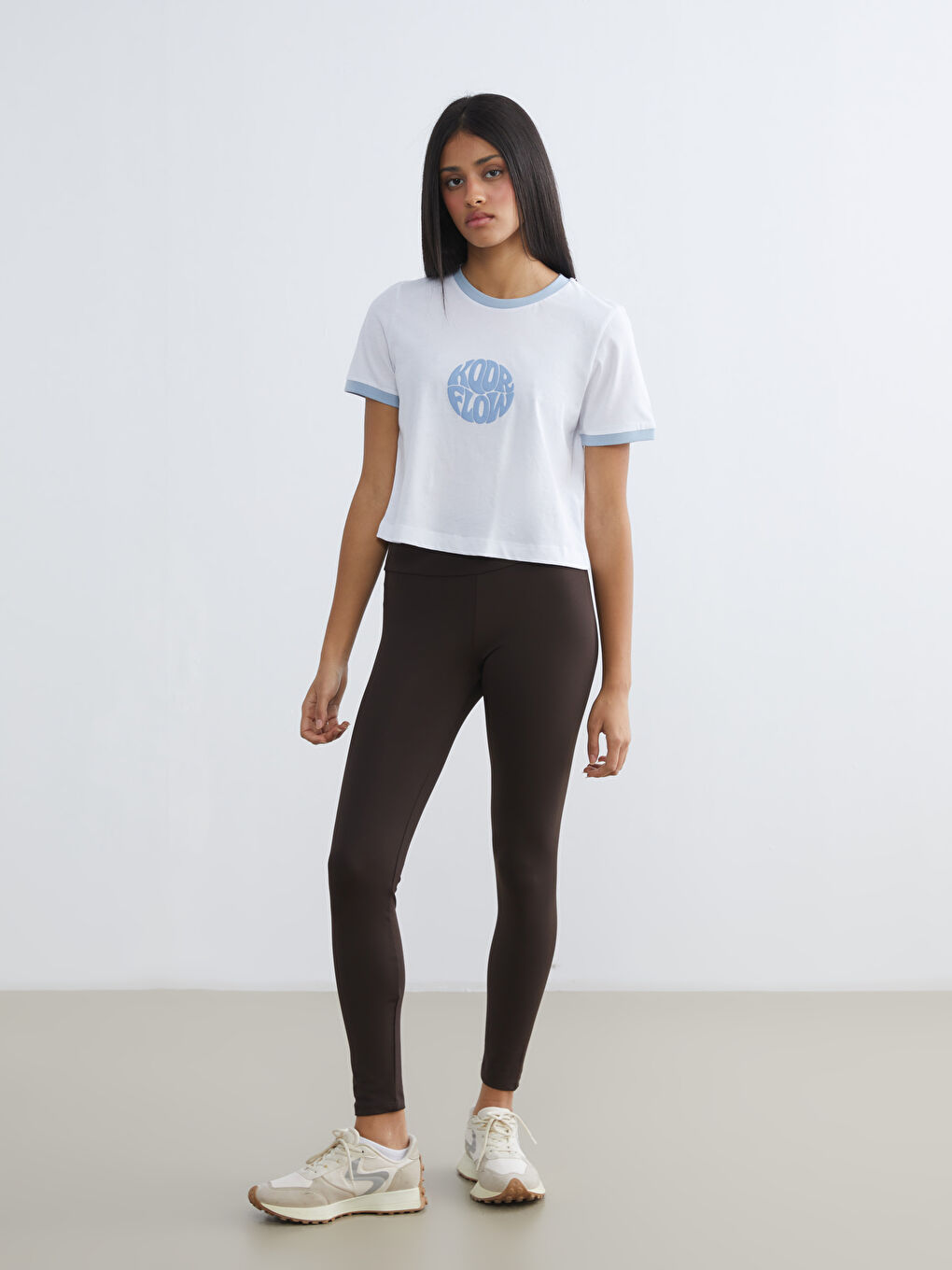 Beyaz Bisiklet Yaka Baskılı Kadın Spor Tişört-1