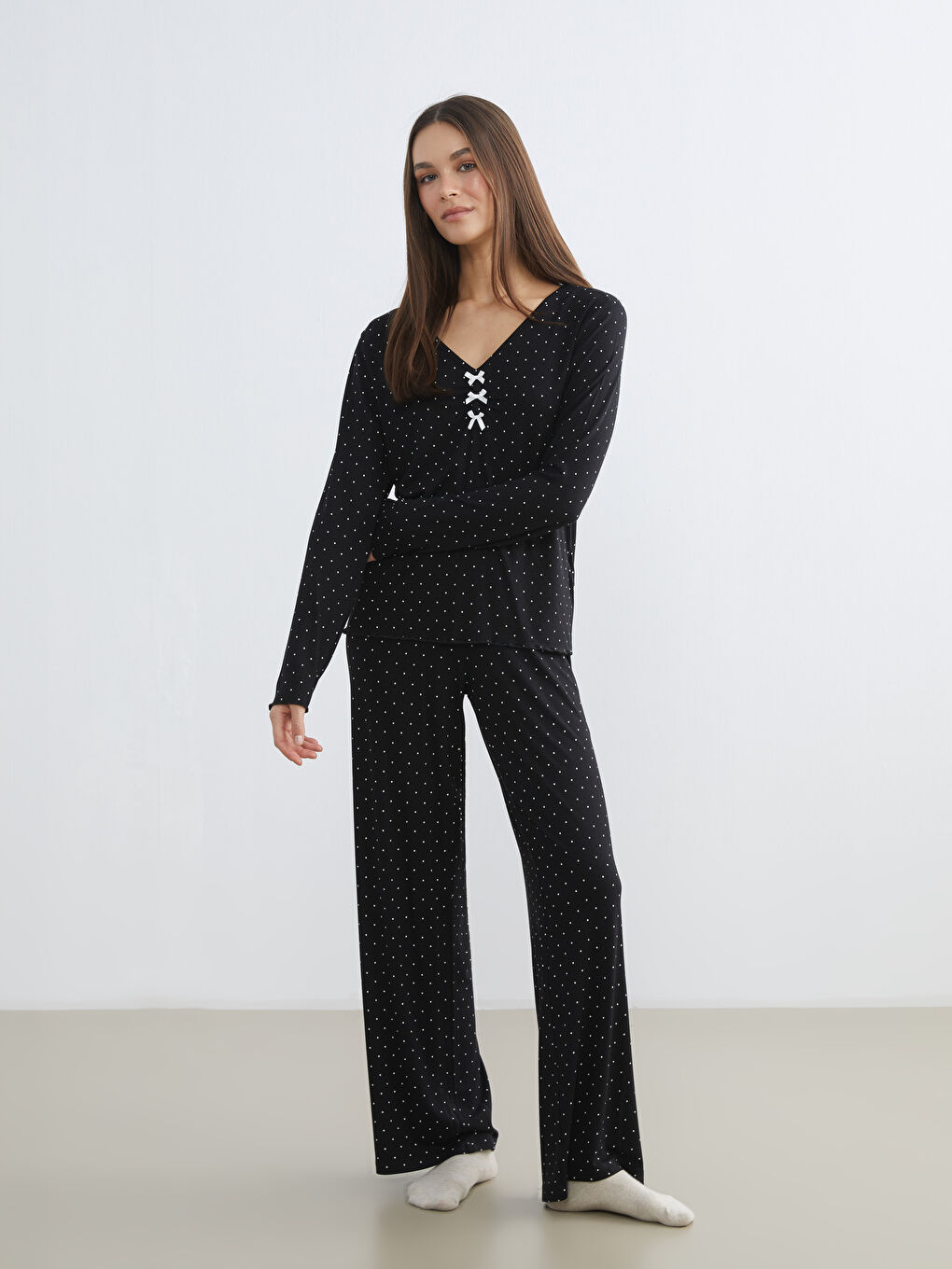 Siyah V Yaka Puantiyeli Kadın Pijama Takımı