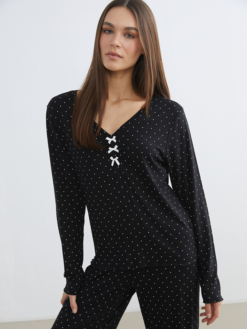 Siyah V Yaka Puantiyeli Kadın Pijama Takımı-1