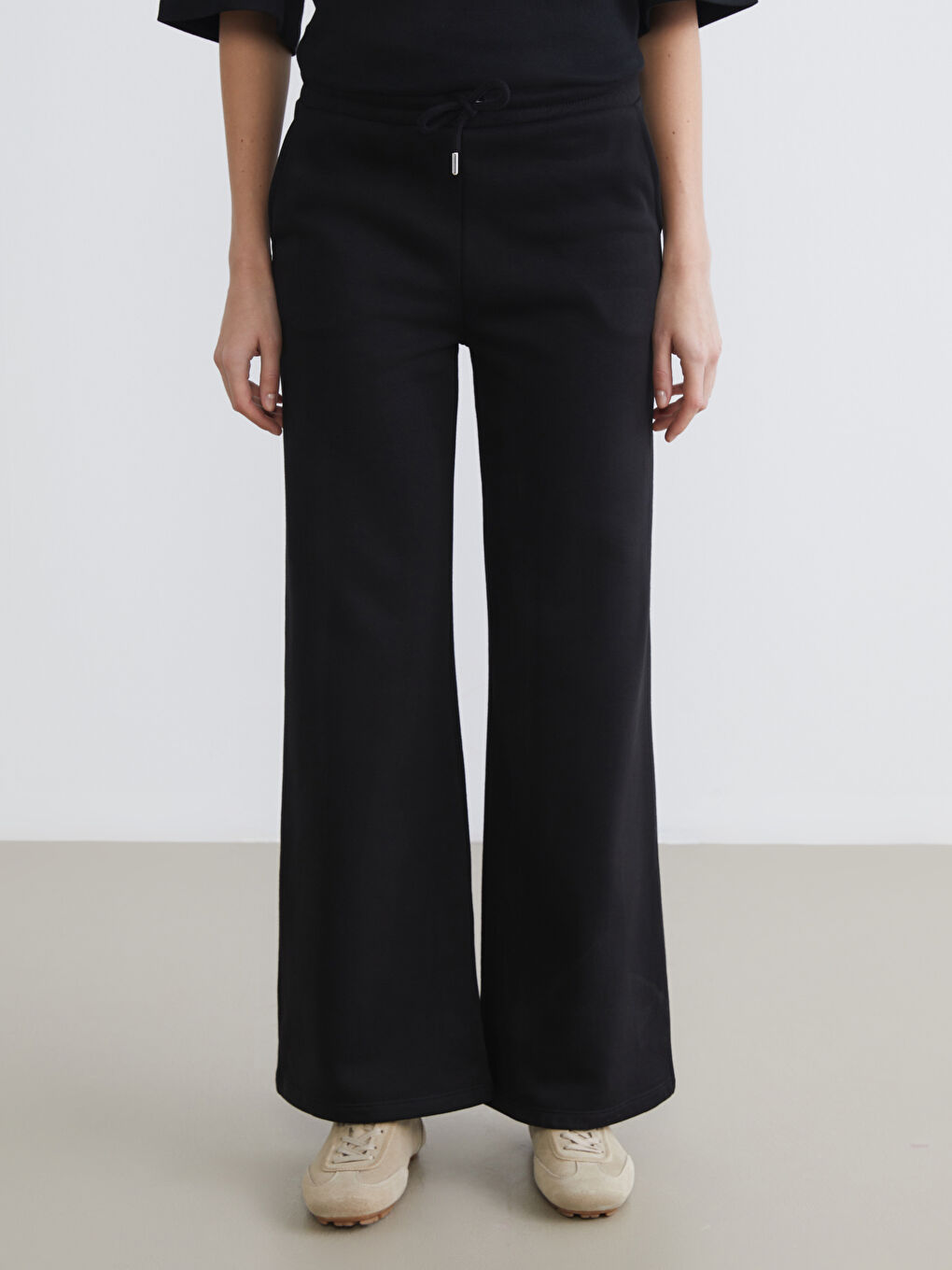 Siyah Beli Lastikli Geniş Paça Kadın Eşofman Altı-1