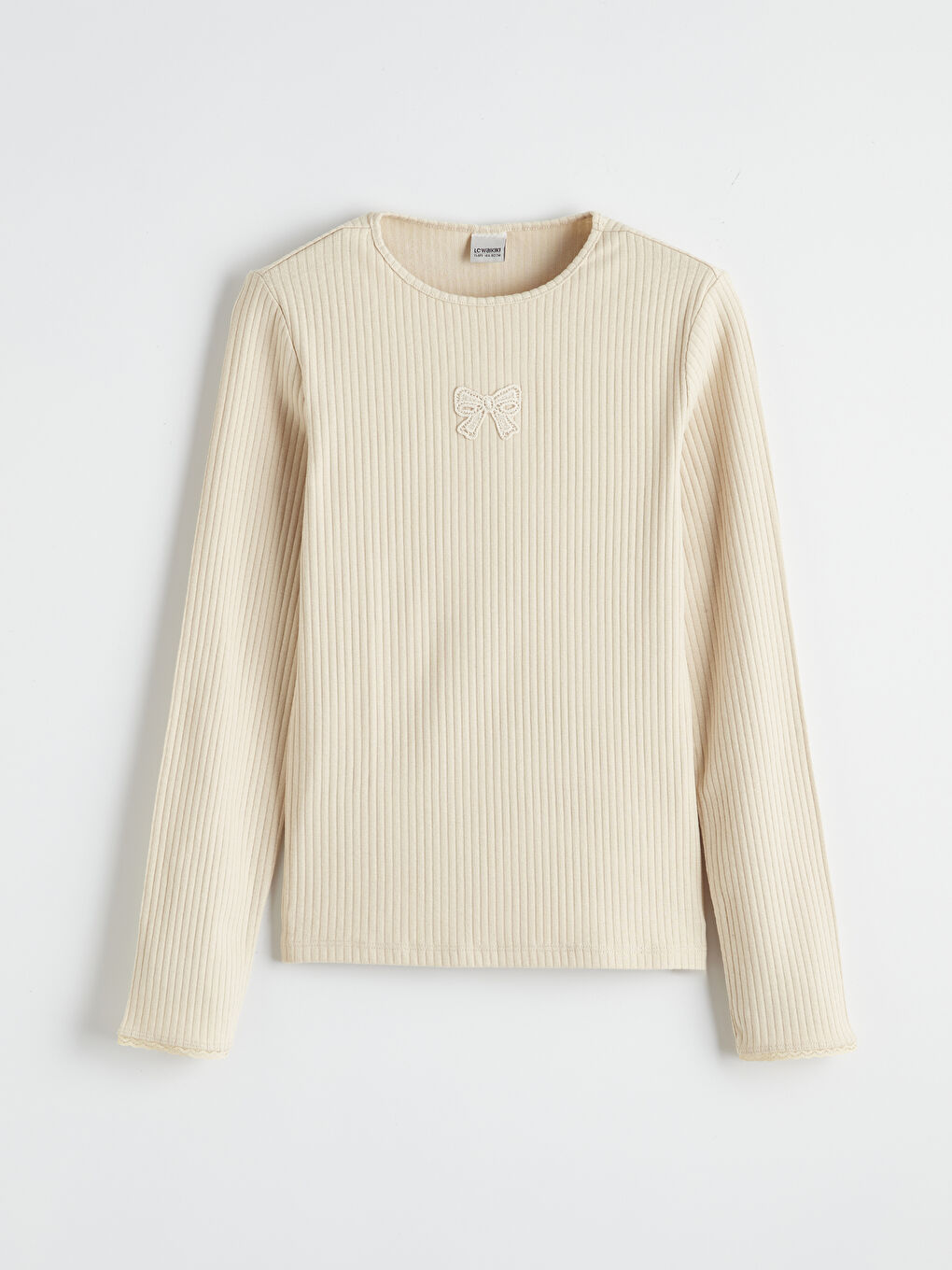 Girl's T-shirt with a round neck and bow-embroidered detail.