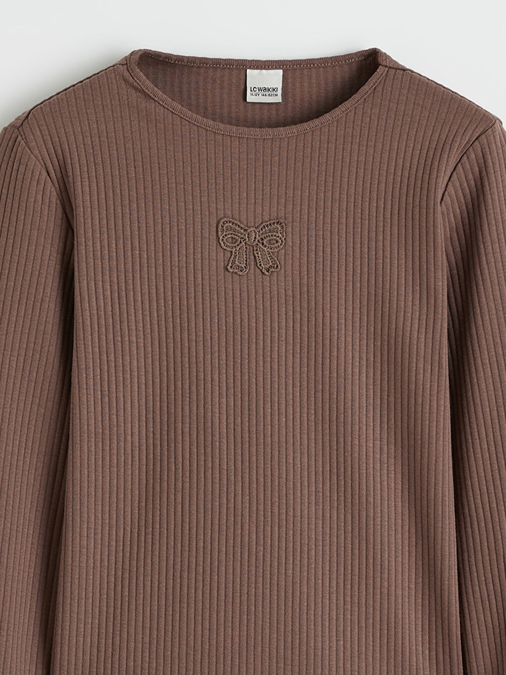 Girl's T-shirt with a round neck and bow embroidery.-1