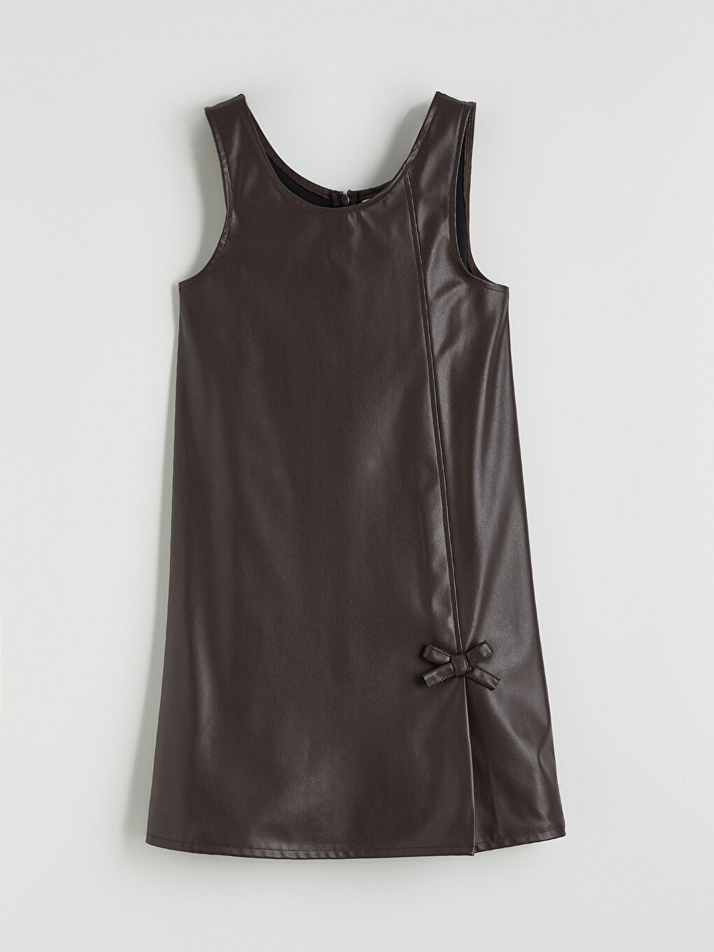 Kahverengi Fiyonk Detaylı Deri Görünümlü Kız Çocuk Elbise