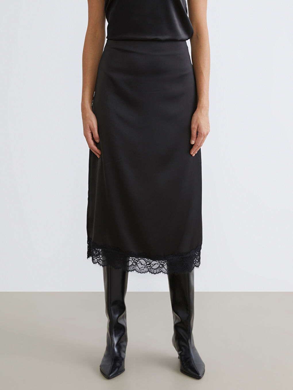 Siyah Dantel Detaylı Saten Etek-1