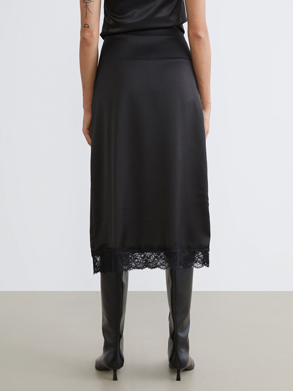 Siyah Dantel Detaylı Saten Etek-3