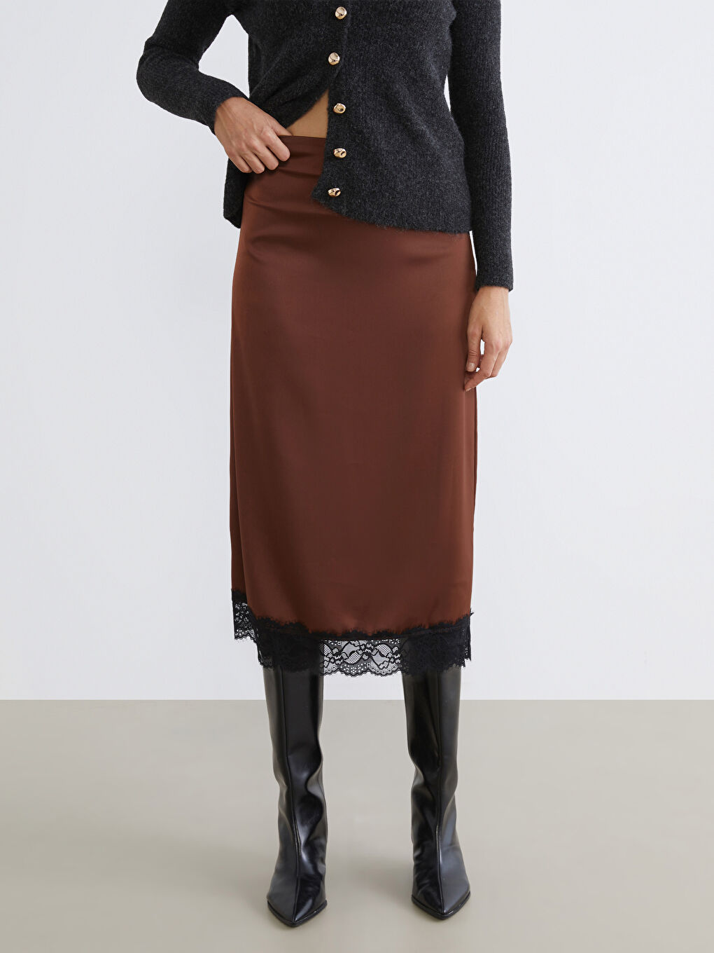 Kahverengi Dantel Detaylı Saten Etek-1