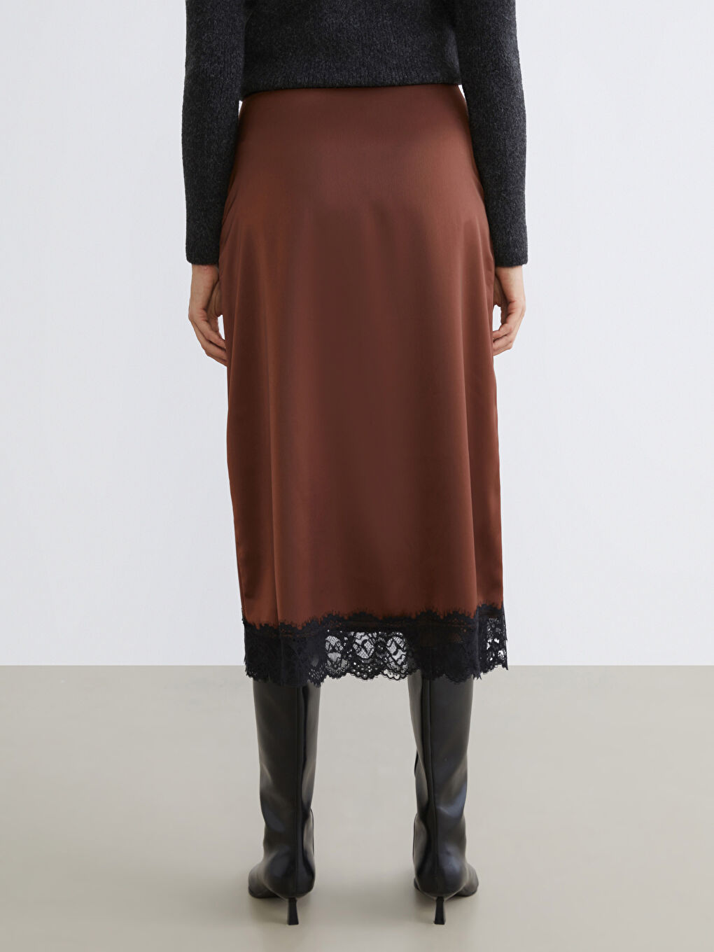 Kahverengi Dantel Detaylı Saten Etek-3