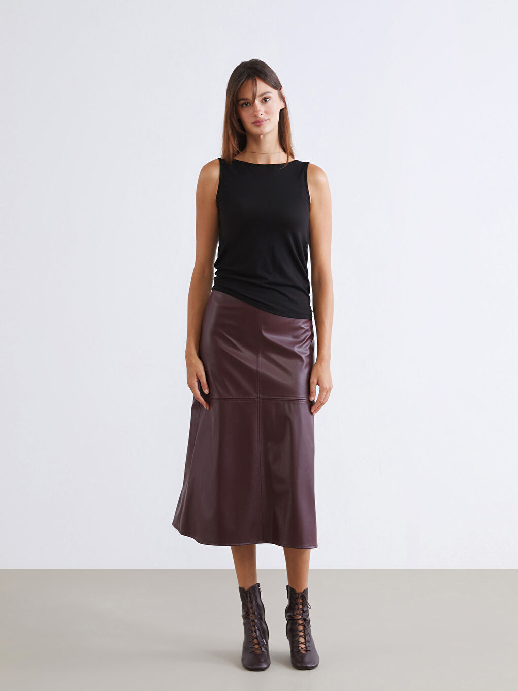 Siyah Dökümlü Yaka Askılı Bluz-1