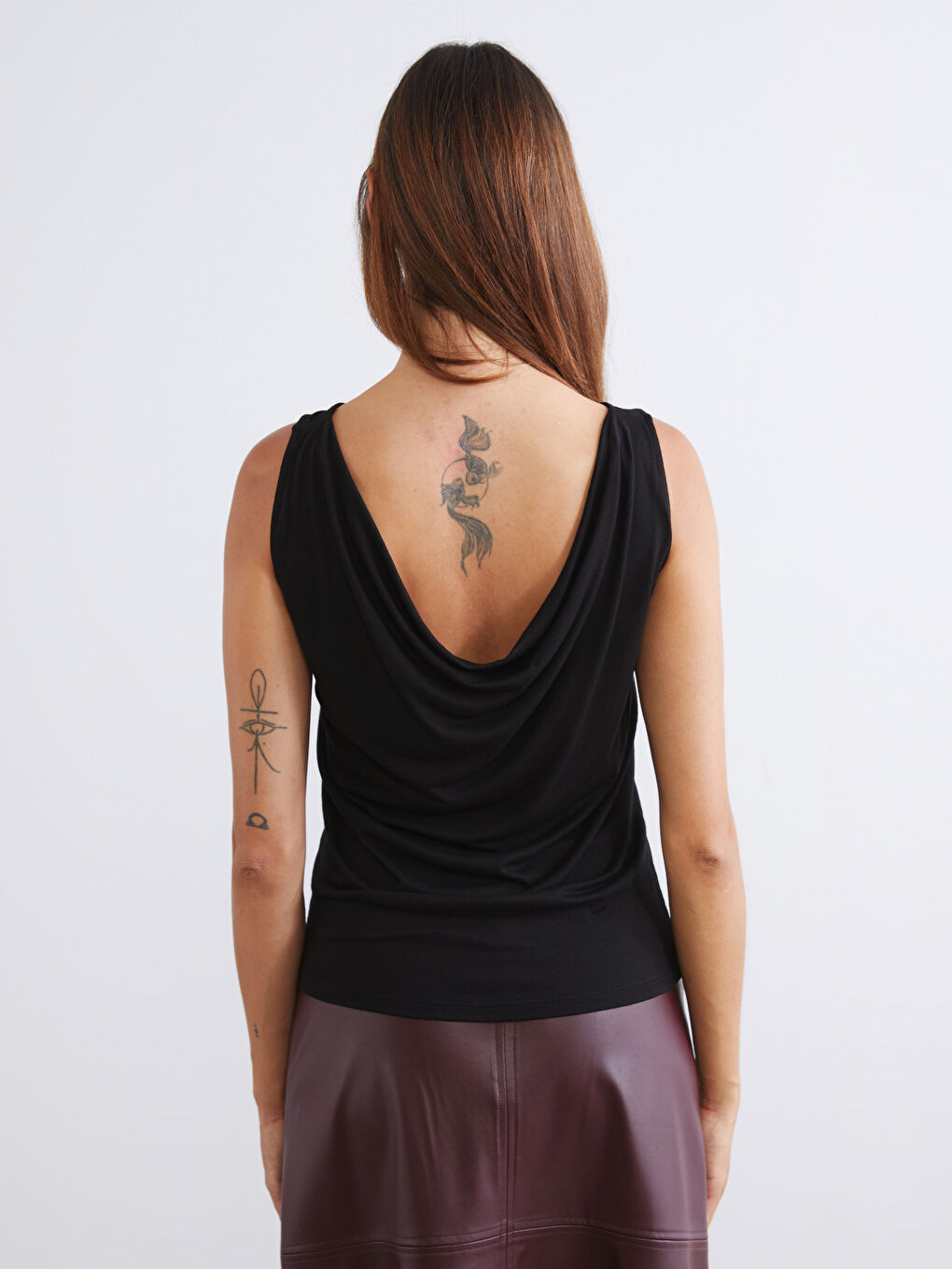 Siyah Dökümlü Yaka Askılı Bluz-3