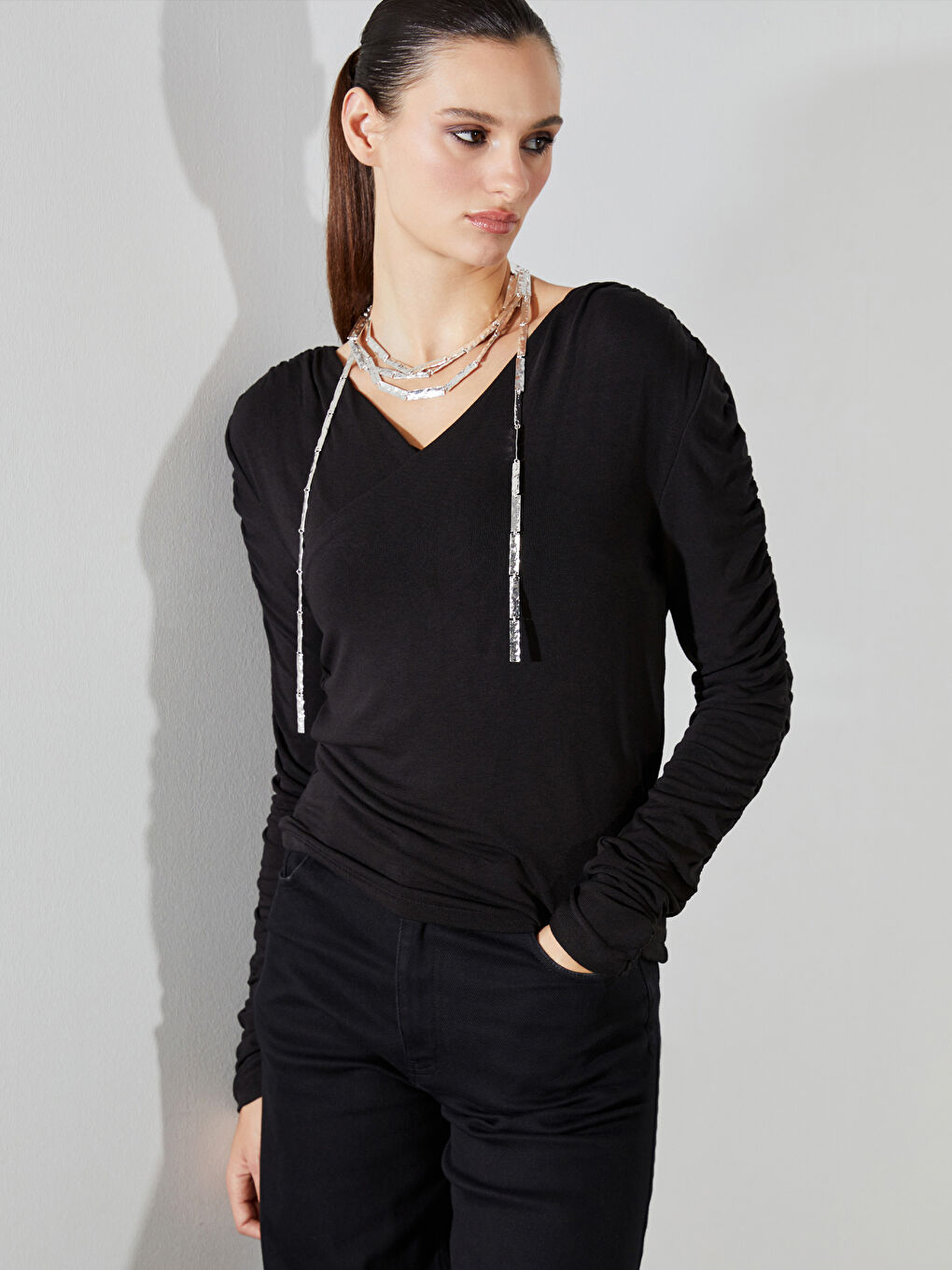 Siyah V Yaka Büzgülü Bluz